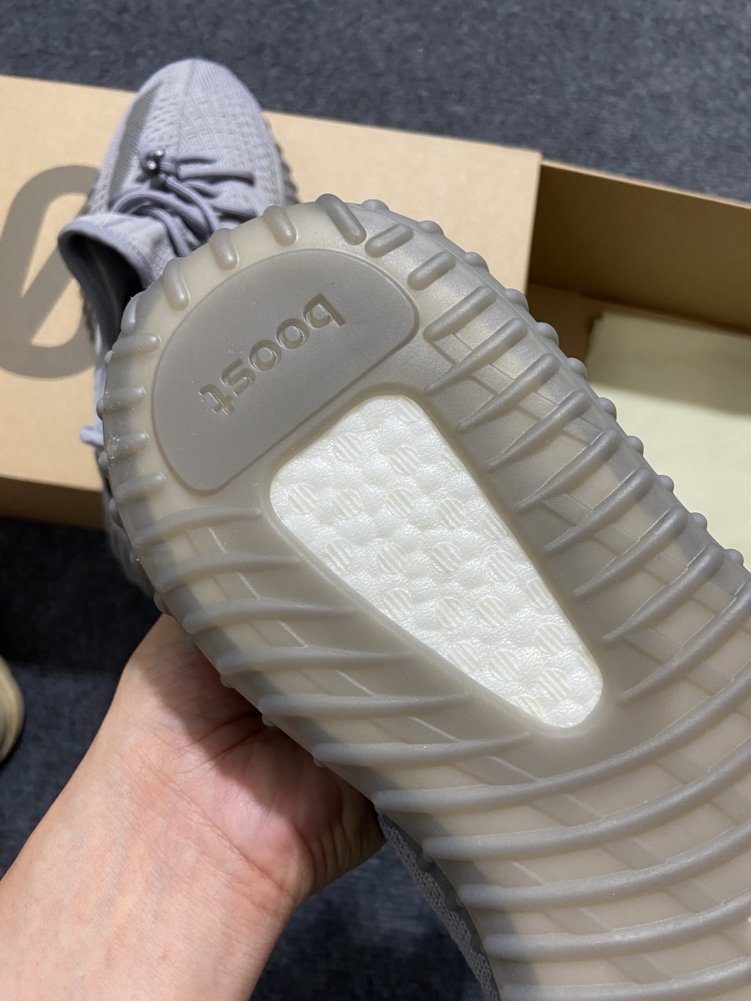 Yeezy烟灰 鞋码36-46

纯原版出品-Yeezy350 V2 烟灰色 IF3219