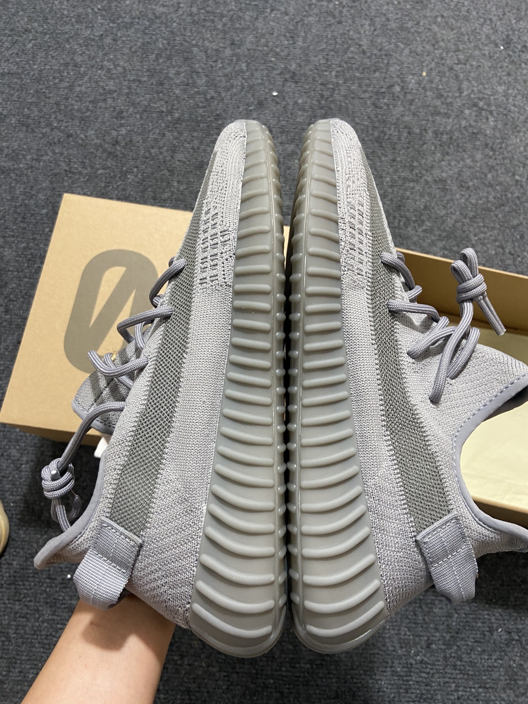 Yeezy烟灰 鞋码36-46

纯原版出品-Yeezy350 V2 烟灰色 IF3219