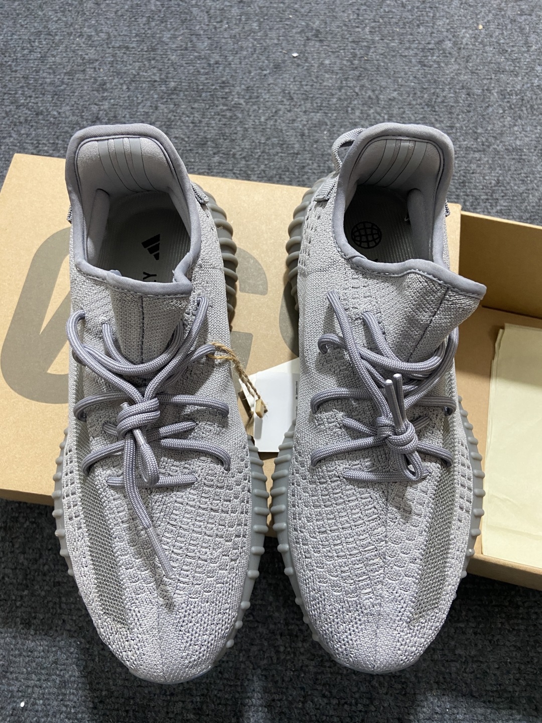 Yeezy烟灰 鞋码36-46

纯原版出品-Yeezy350 V2 烟灰色 IF3219