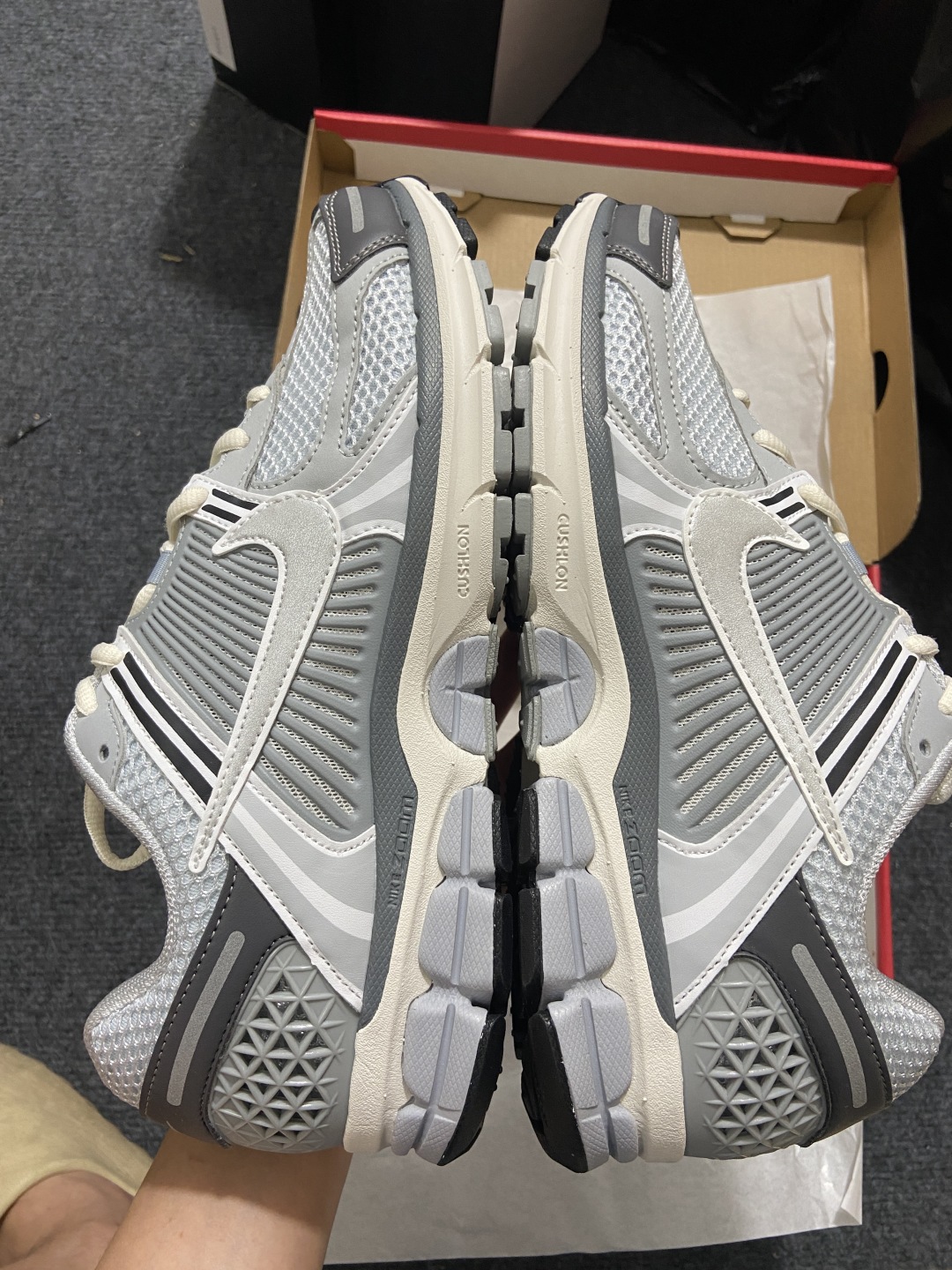 Vomero5 鞋码：36-46

纯原版出品-Air Zoom Vomero 5 米灰 FD9919-