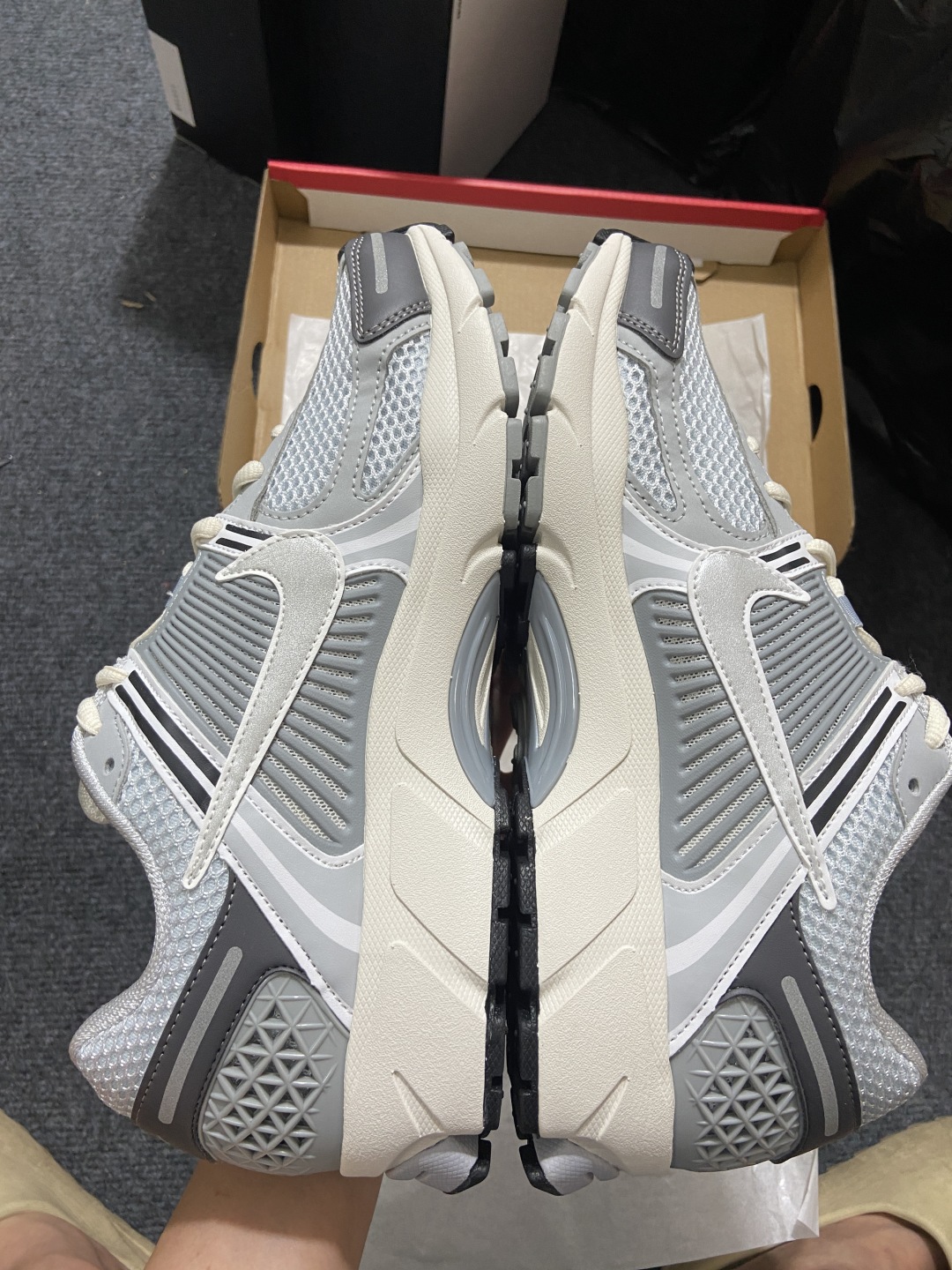 Vomero5 鞋码：36-46

纯原版出品-Air Zoom Vomero 5 米灰 FD9919-
