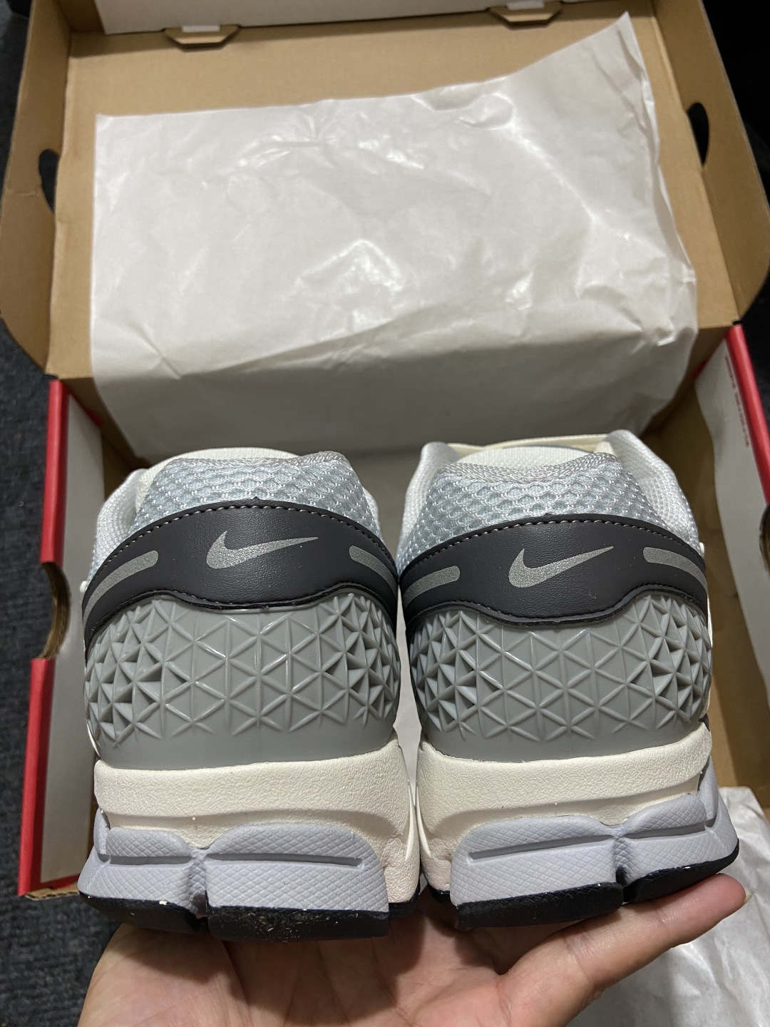 Vomero5 鞋码：36-46

纯原版出品-Air Zoom Vomero 5 米灰 FD9919-