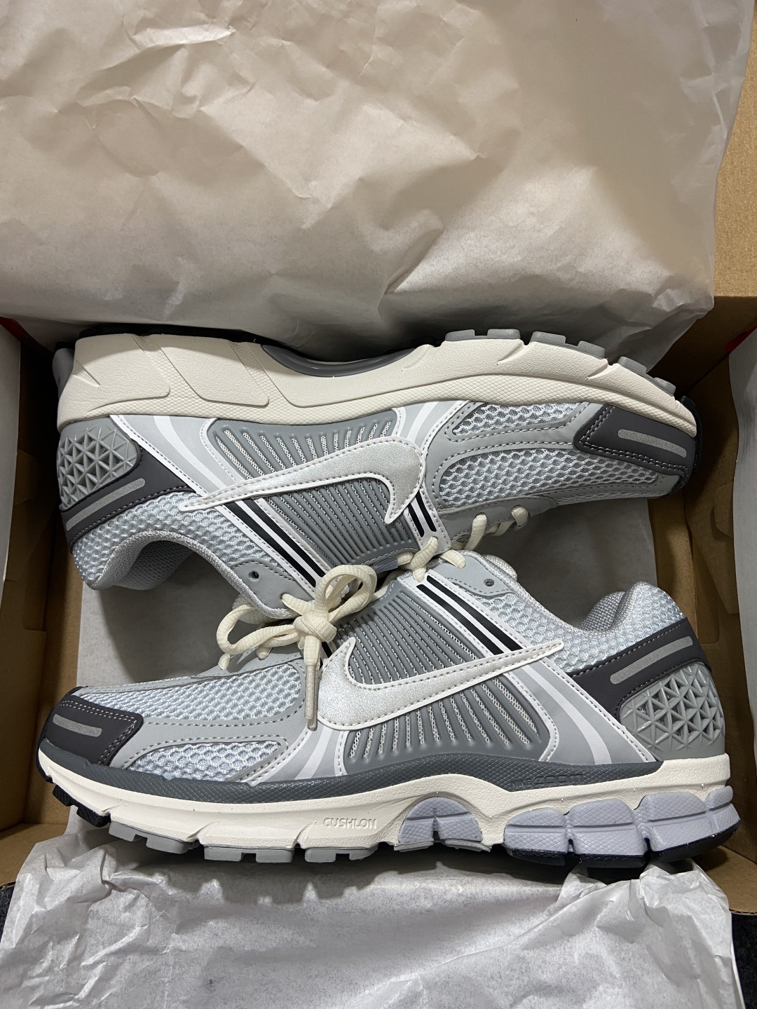 Vomero5 鞋码：36-46

纯原版出品-Air Zoom Vomero 5 米灰 FD9919-