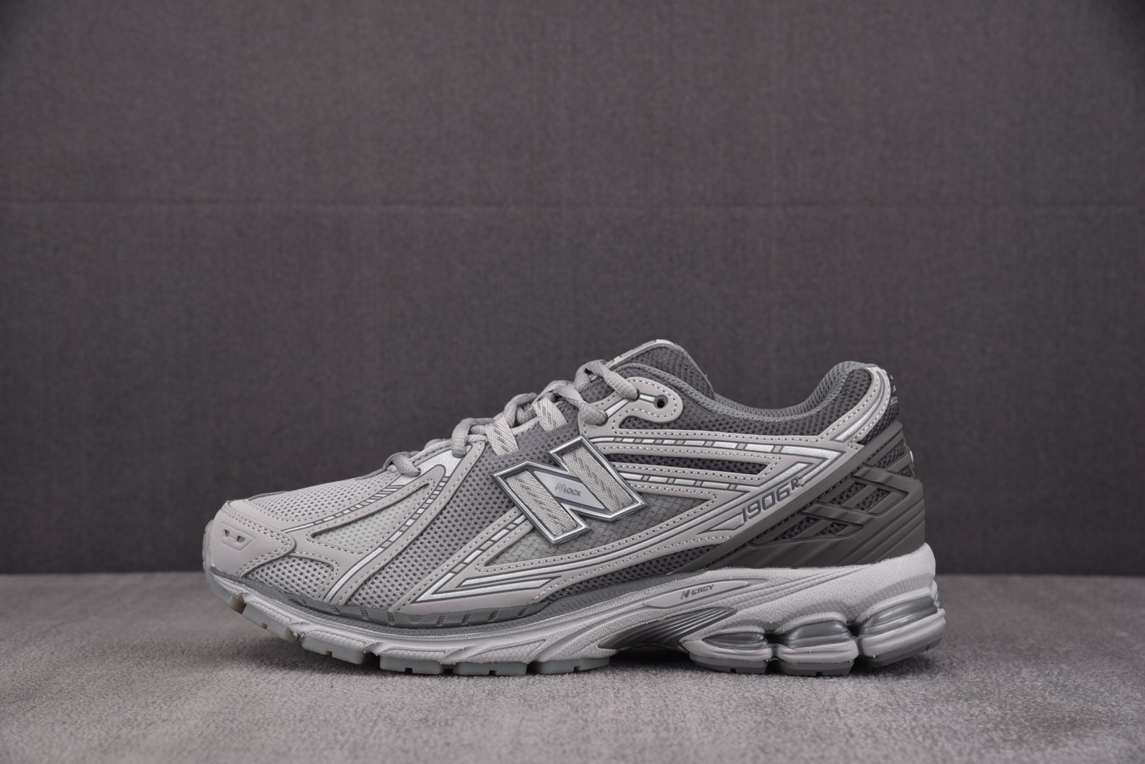 NB新百伦 尺码36-45

纯原版出品-New Balance 1906R Lunar New Yea