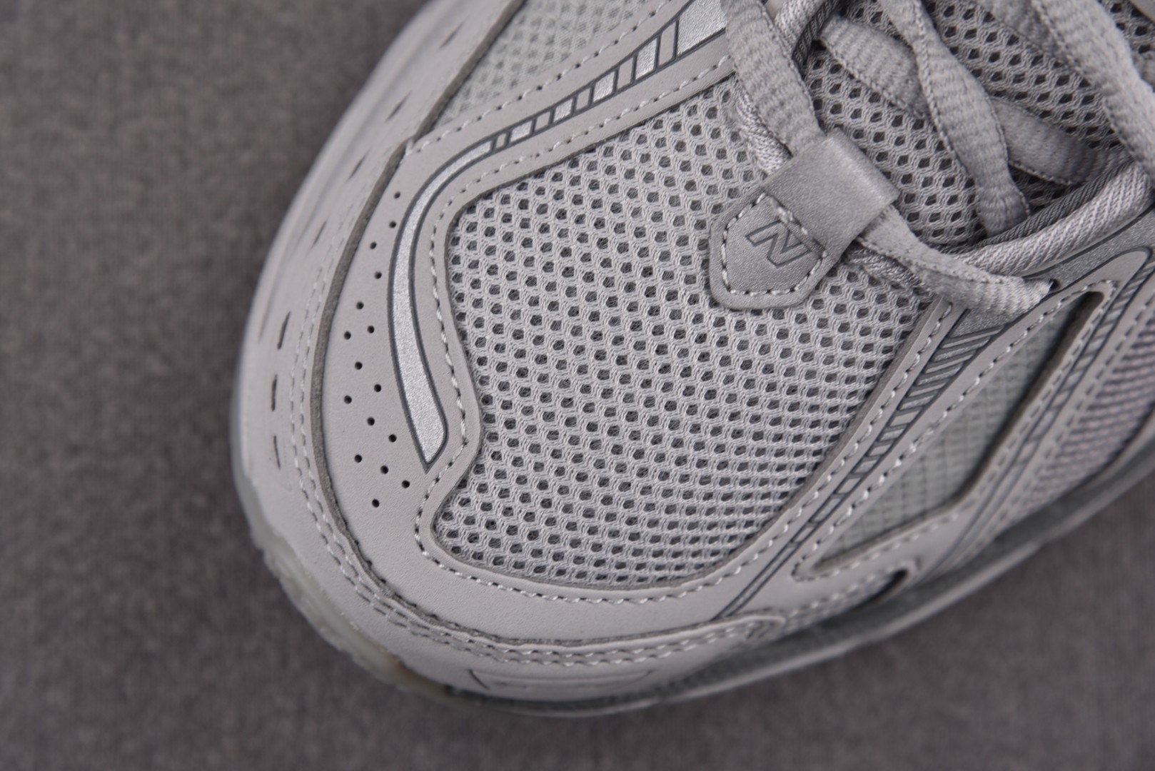 NB新百伦 尺码36-45

纯原版出品-New Balance 1906R Lunar New Yea