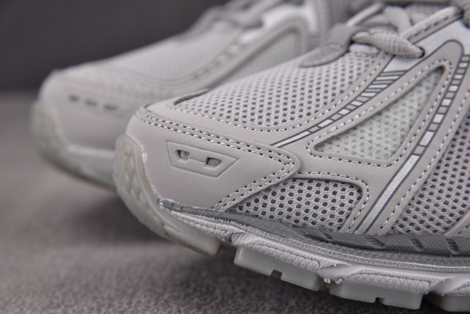 NB新百伦 尺码36-45

纯原版出品-New Balance 1906R Lunar New Yea