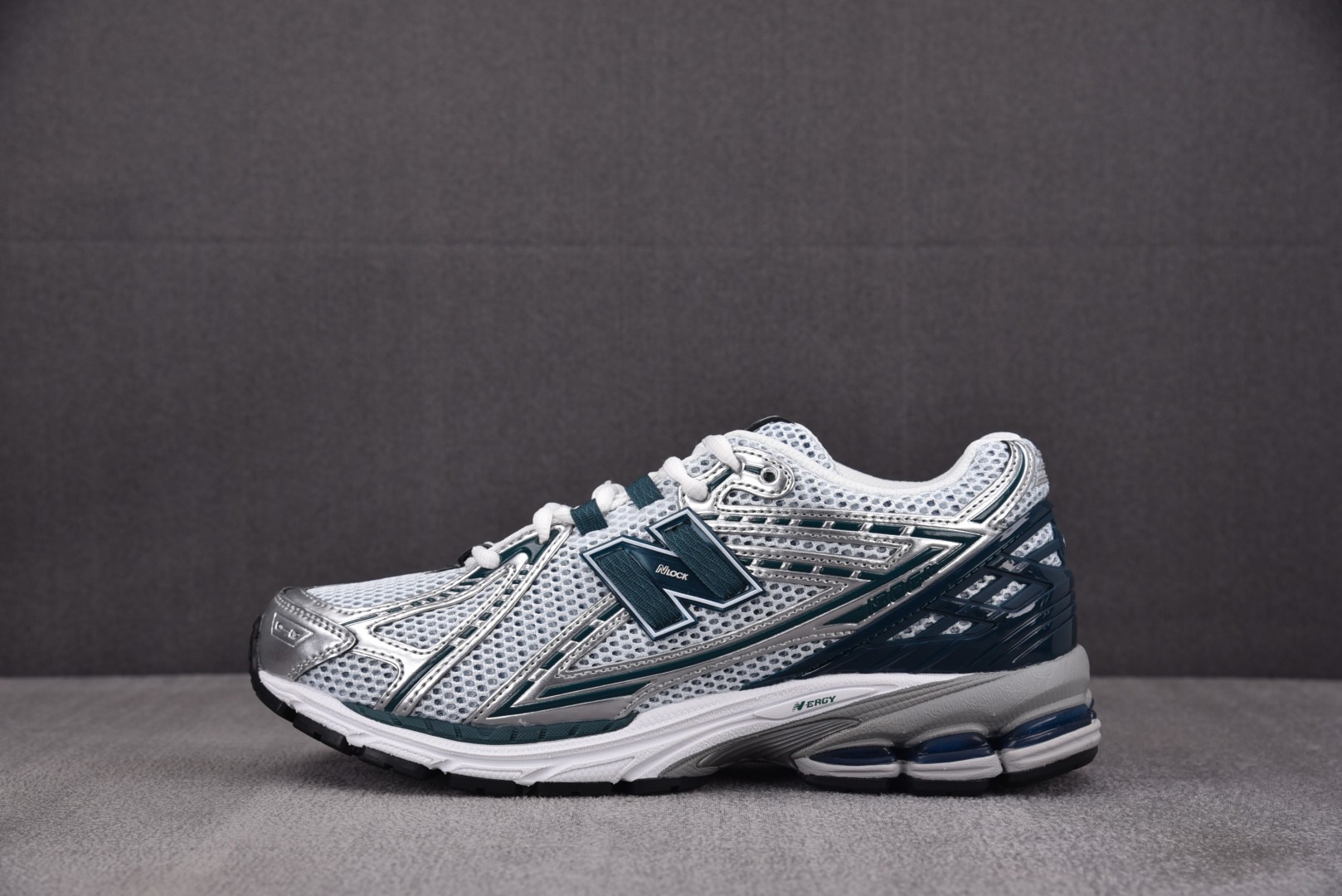 NB新百伦 尺码36-45

纯原版出品-New Balance 1906R Silver Metall