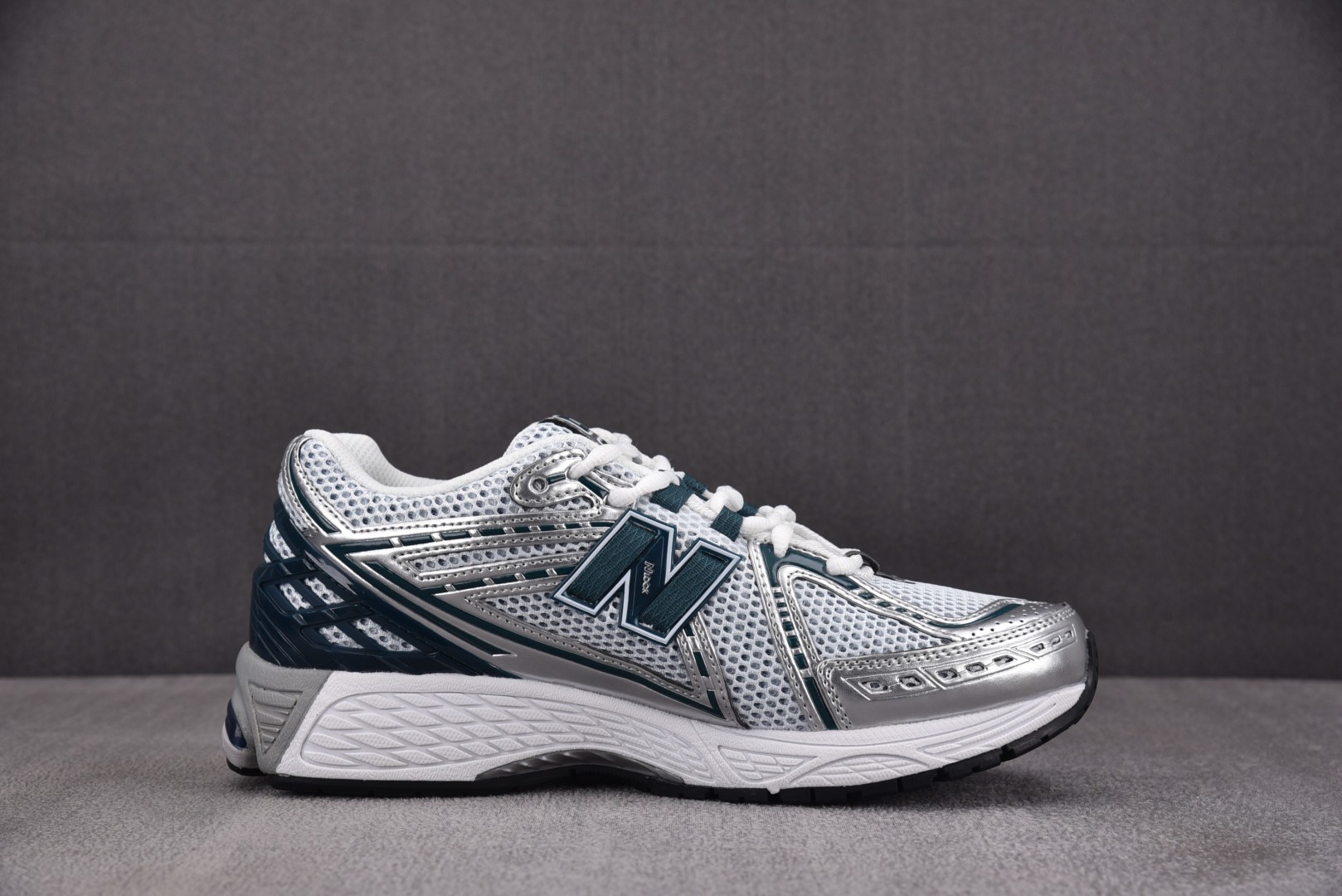 NB新百伦 尺码36-45

纯原版出品-New Balance 1906R Silver Metall