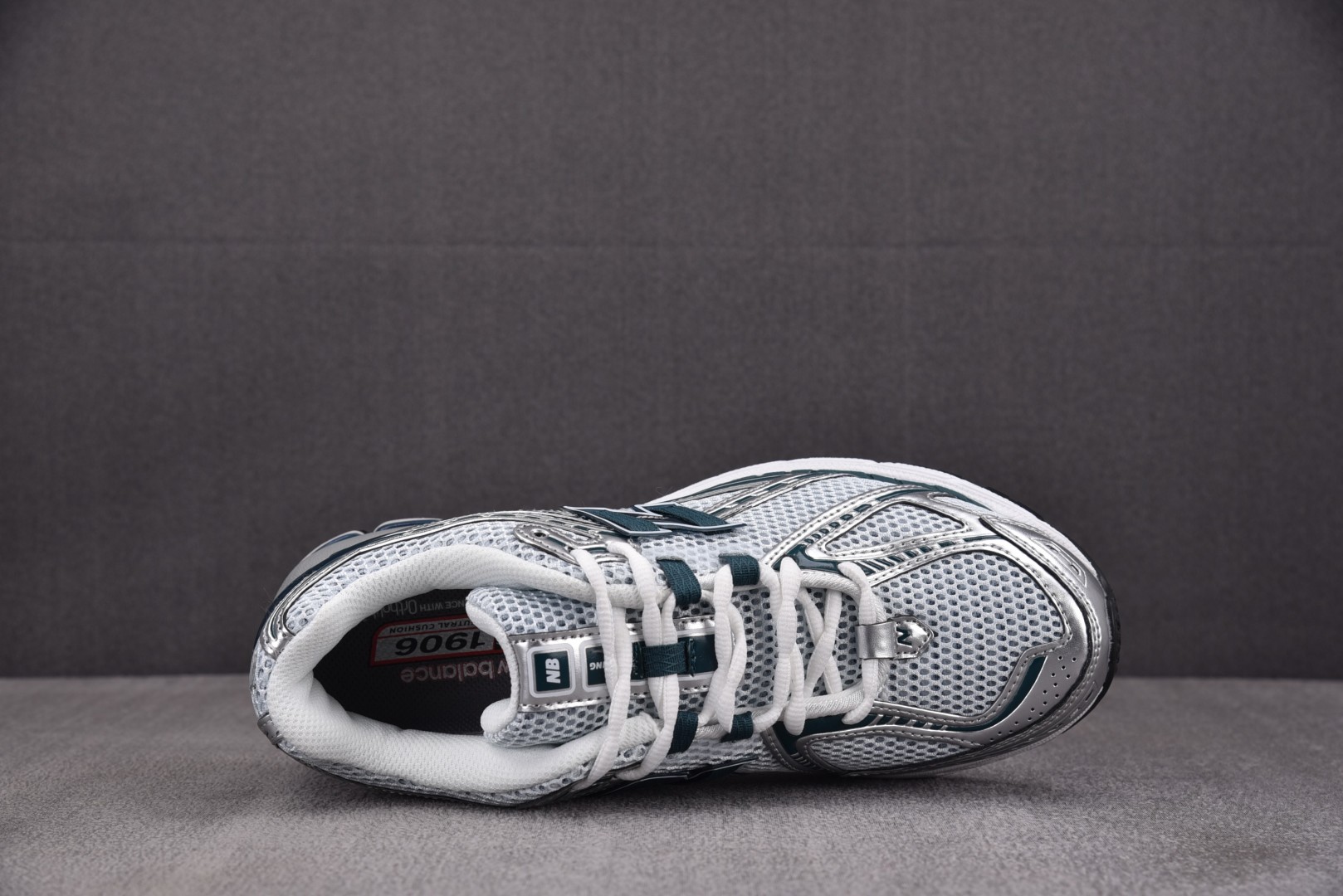 NB新百伦 尺码36-45

纯原版出品-New Balance 1906R Silver Metall