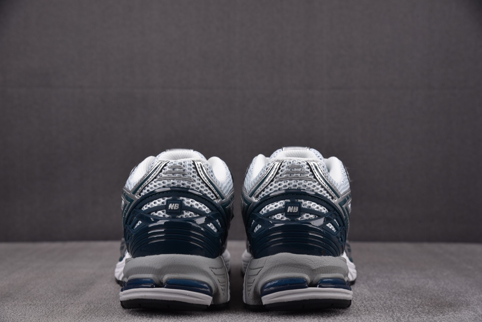NB新百伦 尺码36-45

纯原版出品-New Balance 1906R Silver Metall