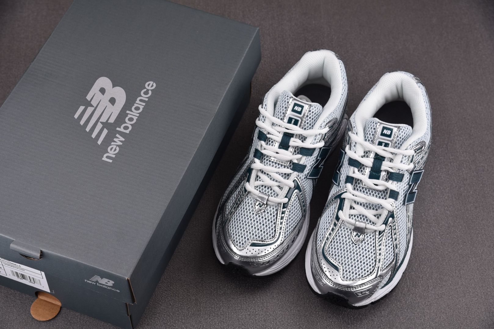 NB新百伦 尺码36-45

纯原版出品-New Balance 1906R Silver Metall