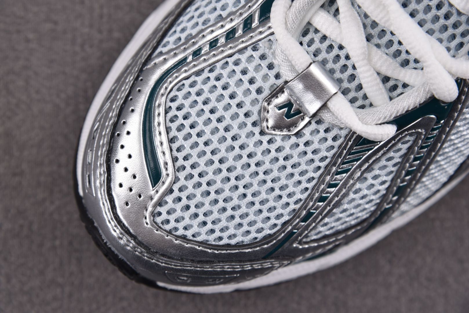 NB新百伦 尺码36-45

纯原版出品-New Balance 1906R Silver Metall