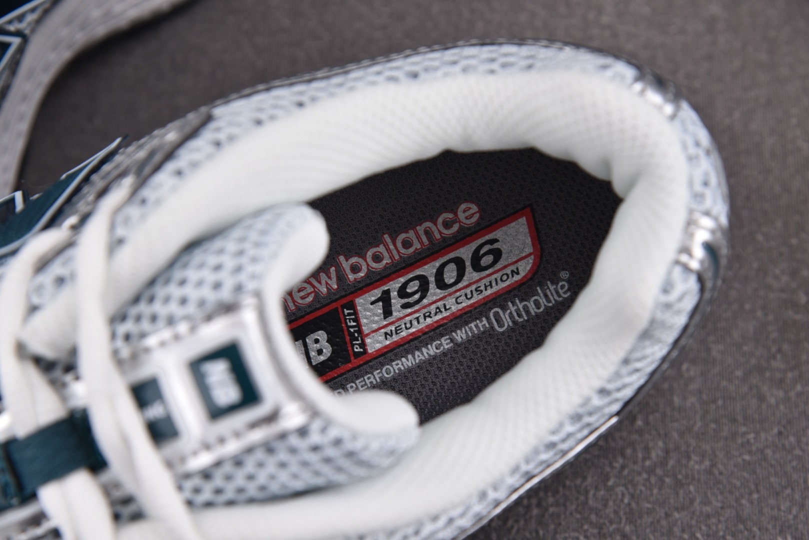 NB新百伦 尺码36-45

纯原版出品-New Balance 1906R Silver Metall