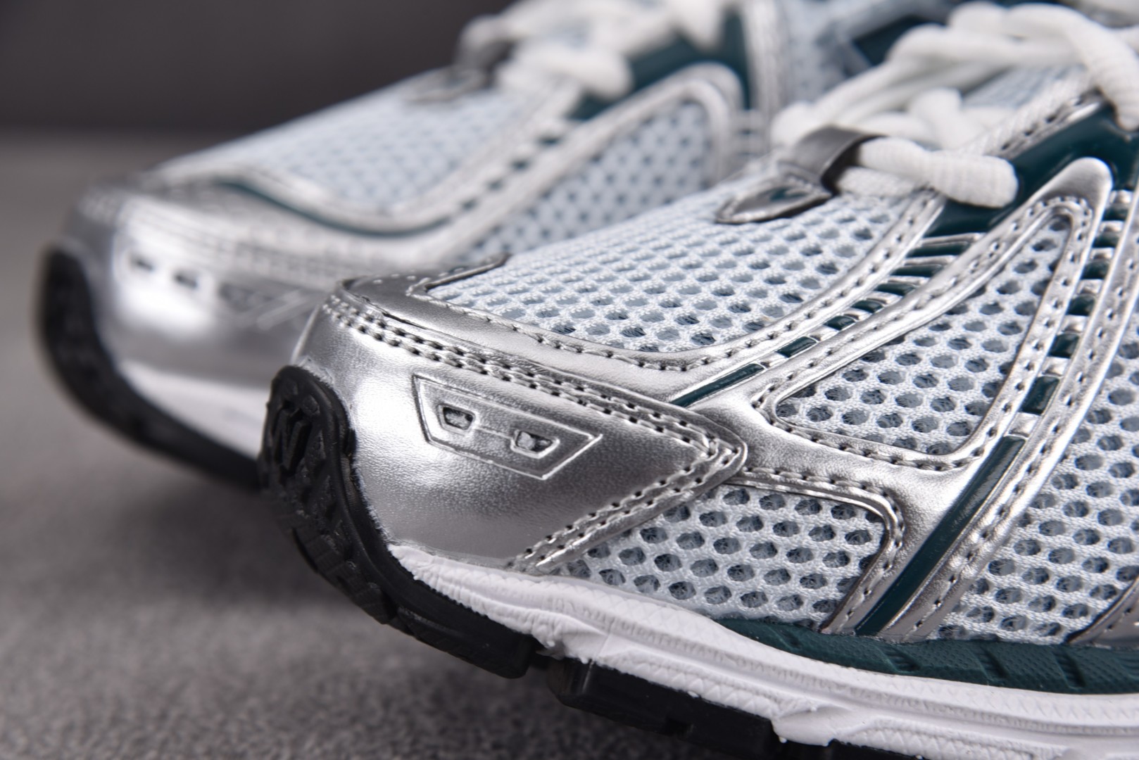NB新百伦 尺码36-45

纯原版出品-New Balance 1906R Silver Metall