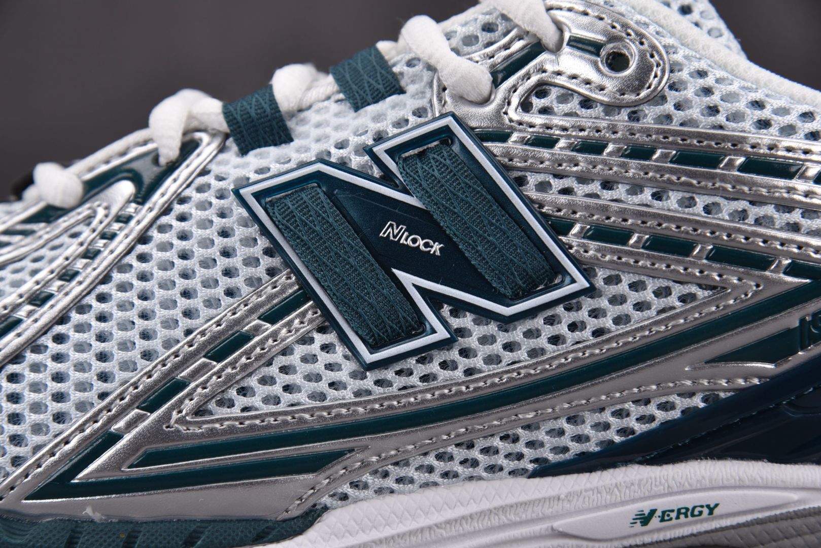 NB新百伦 尺码36-45

纯原版出品-New Balance 1906R Silver Metall