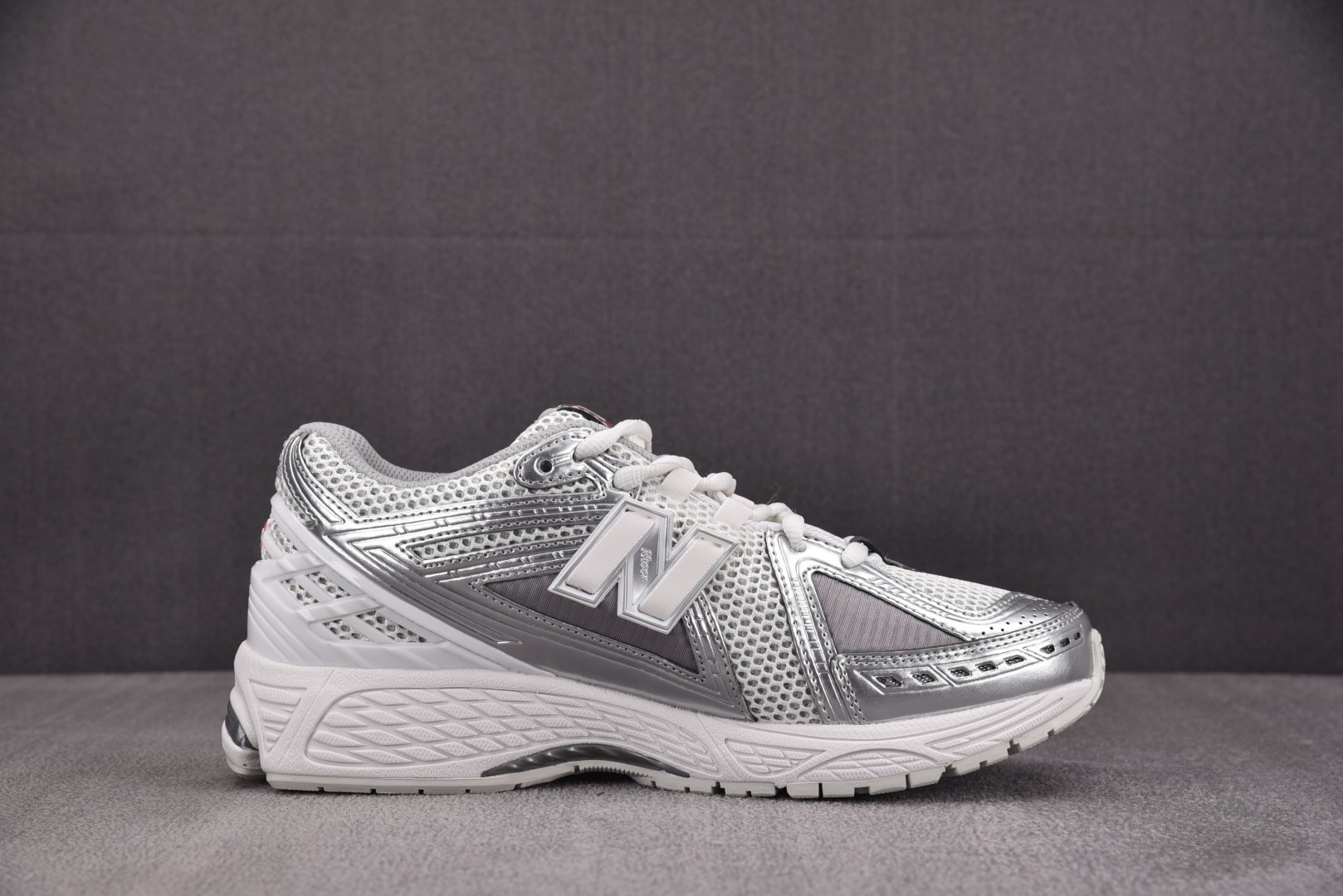 NB新百伦 尺码36-45

纯原版出品-New Balance 1906R Urbancore Sil