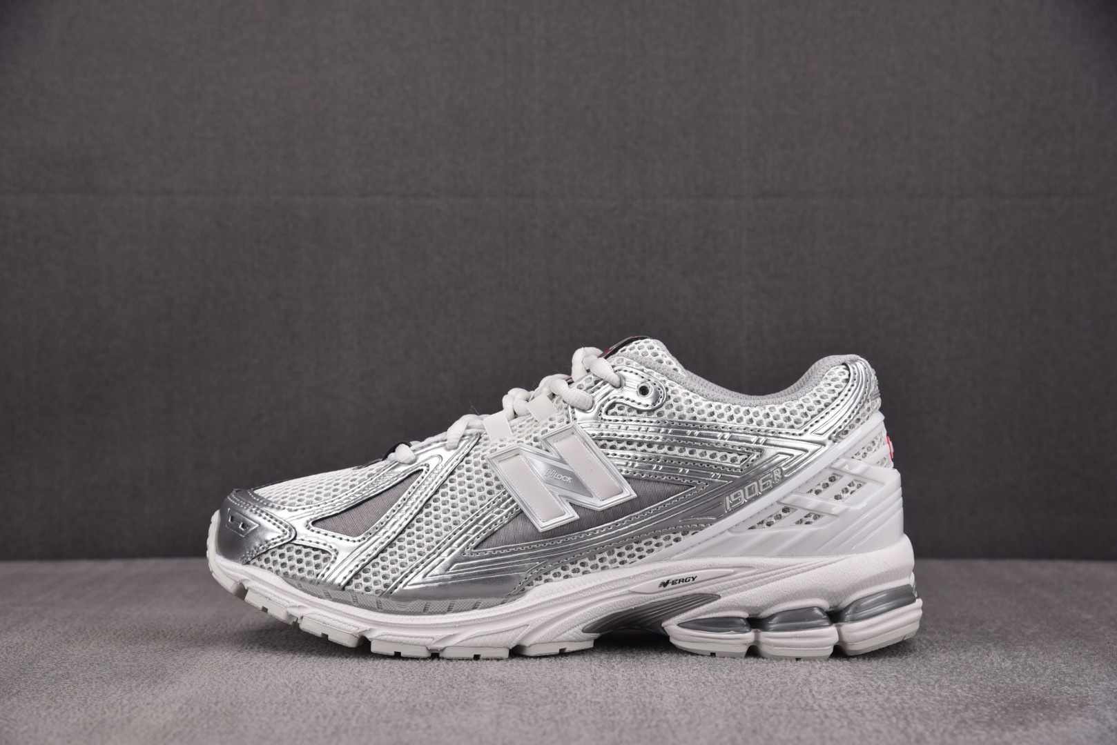 NB新百伦 尺码36-45

纯原版出品-New Balance 1906R Urbancore Sil