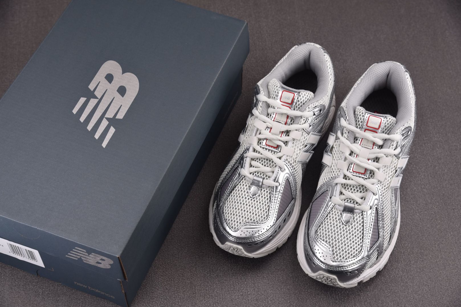 NB新百伦 尺码36-45

纯原版出品-New Balance 1906R Urbancore Sil