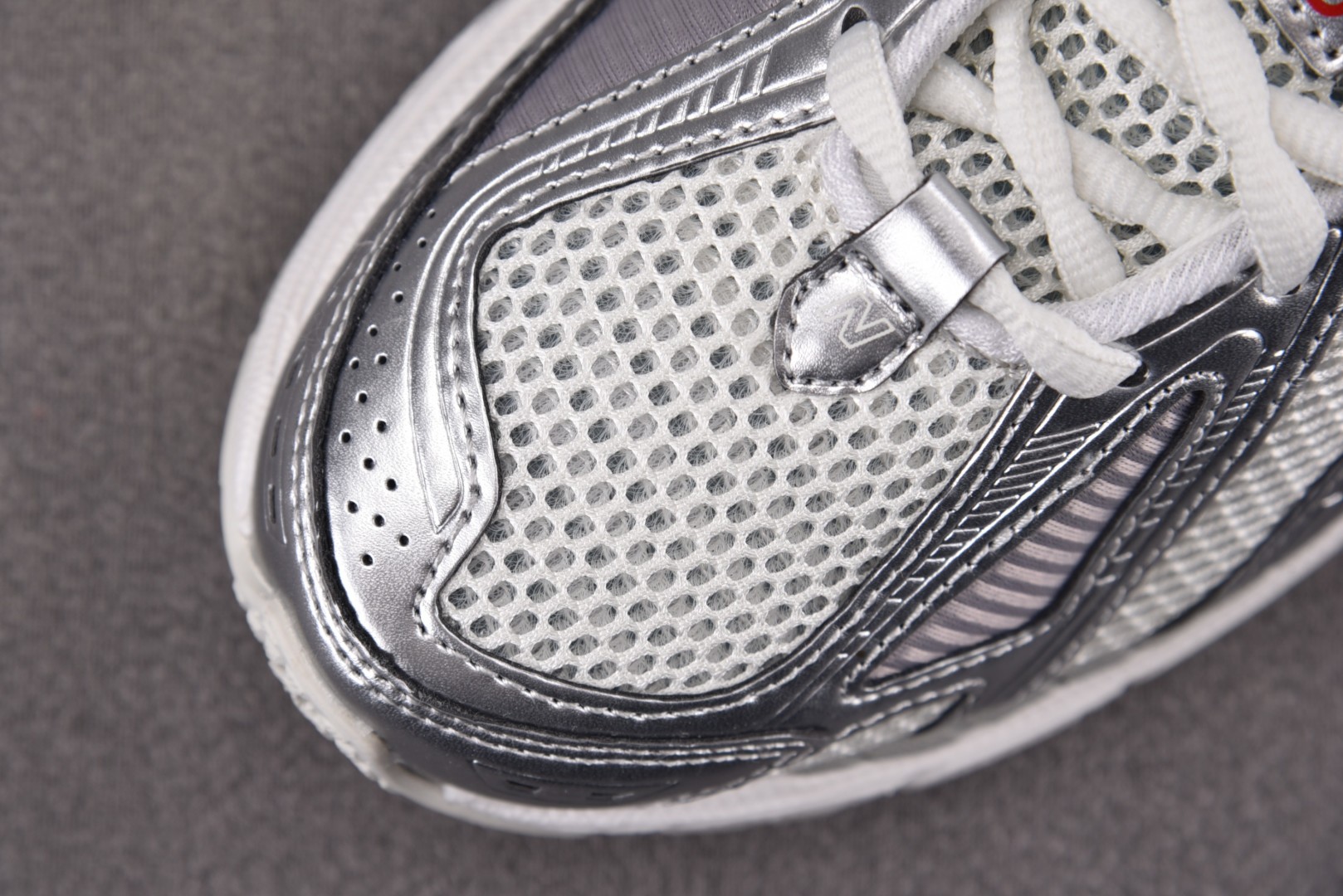 NB新百伦 尺码36-45

纯原版出品-New Balance 1906R Urbancore Sil