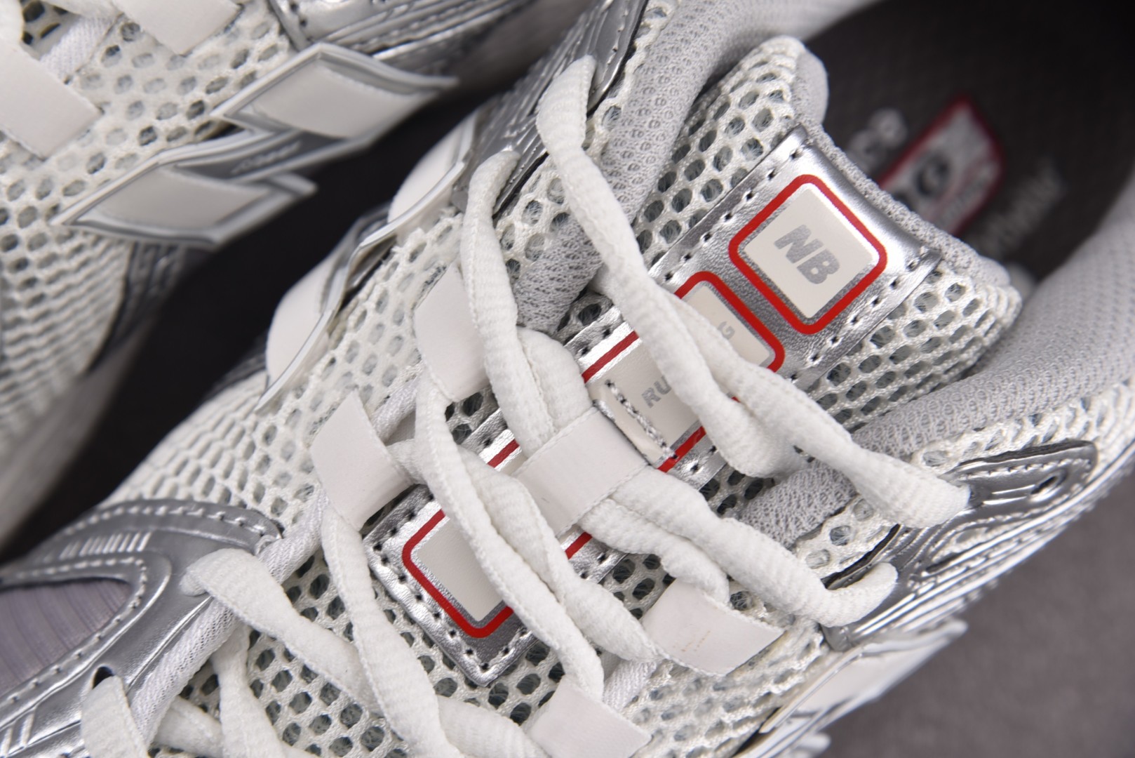 NB新百伦 尺码36-45

纯原版出品-New Balance 1906R Urbancore Sil