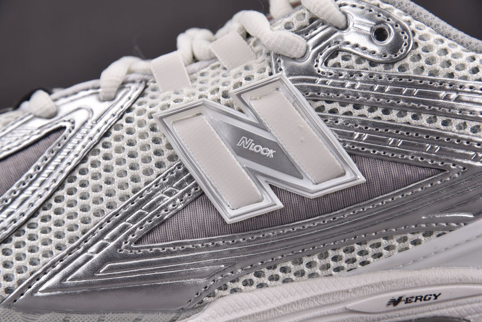 NB新百伦 尺码36-45

纯原版出品-New Balance 1906R Urbancore Sil