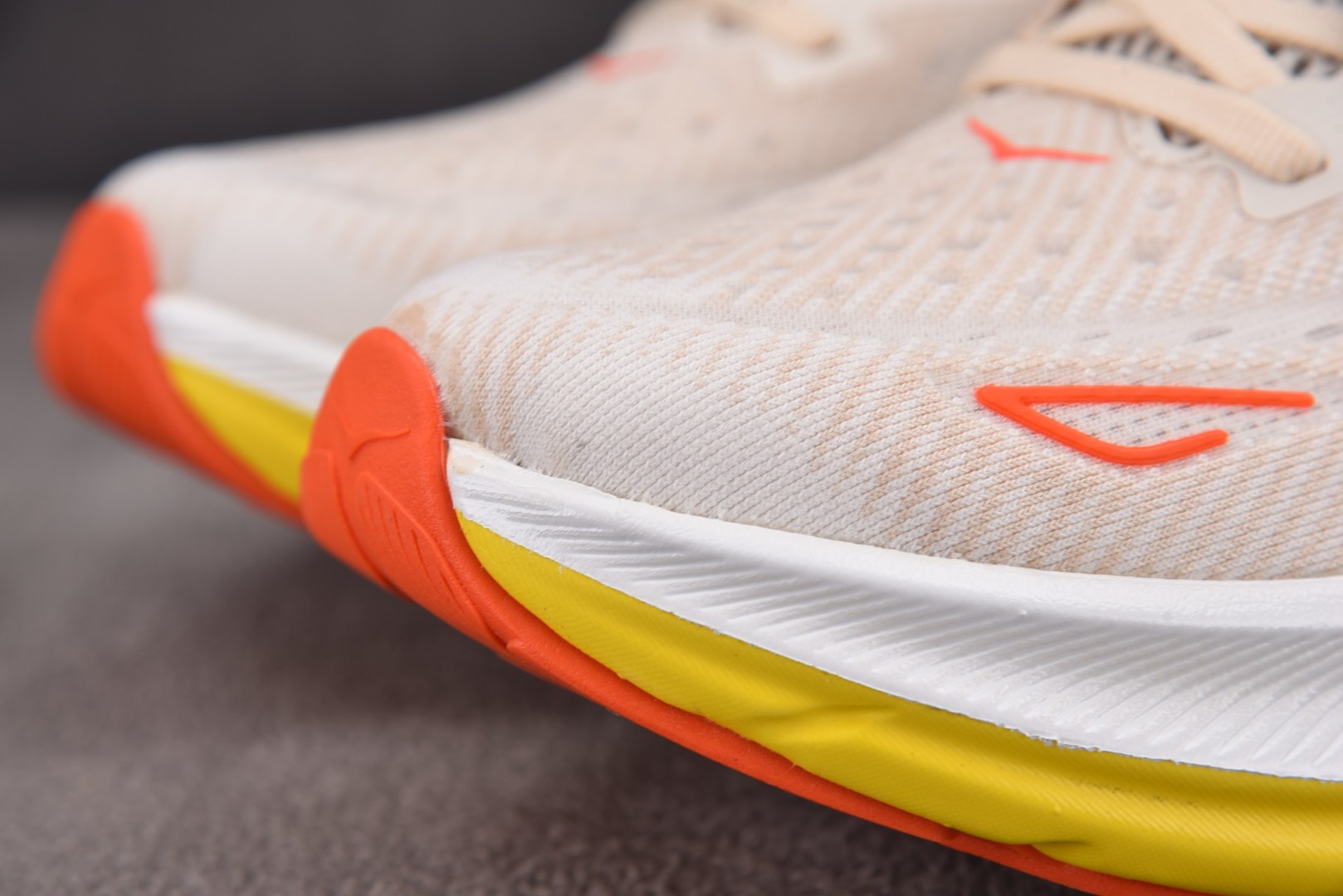 Hoka9 尺码36-45

纯原版出品-Hoka One One Clifton 9 Eggnog P