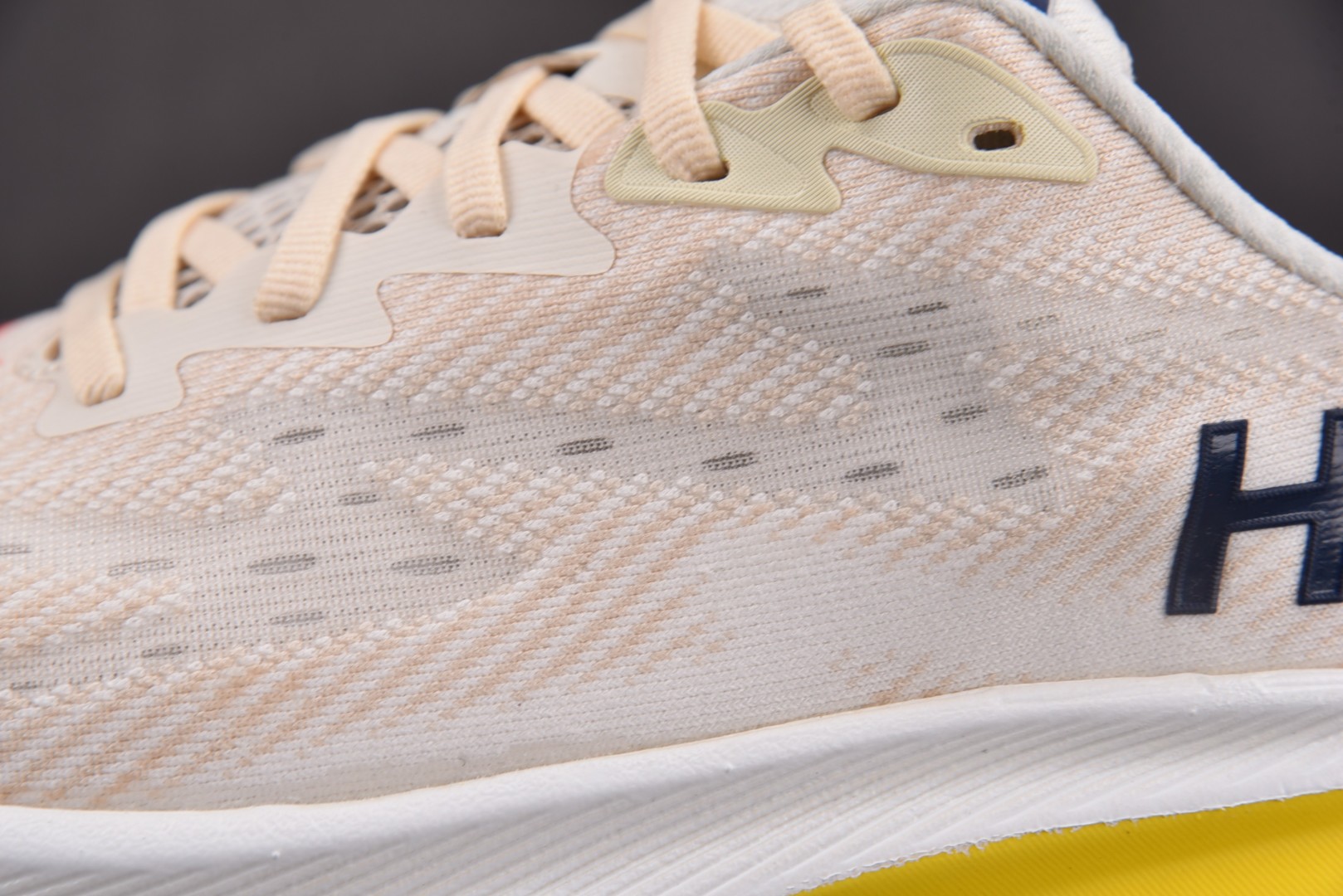 Hoka9 尺码36-45

纯原版出品-Hoka One One Clifton 9 Eggnog P