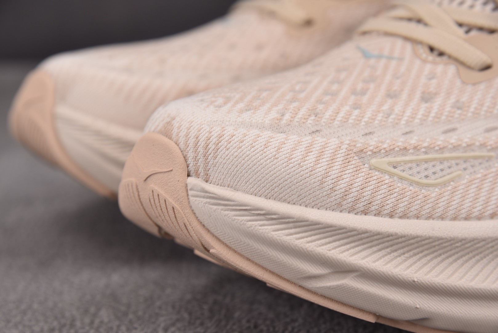 Hoka9 尺码36-45

纯原版出品-Hoka One One Clifton 9 Shifting