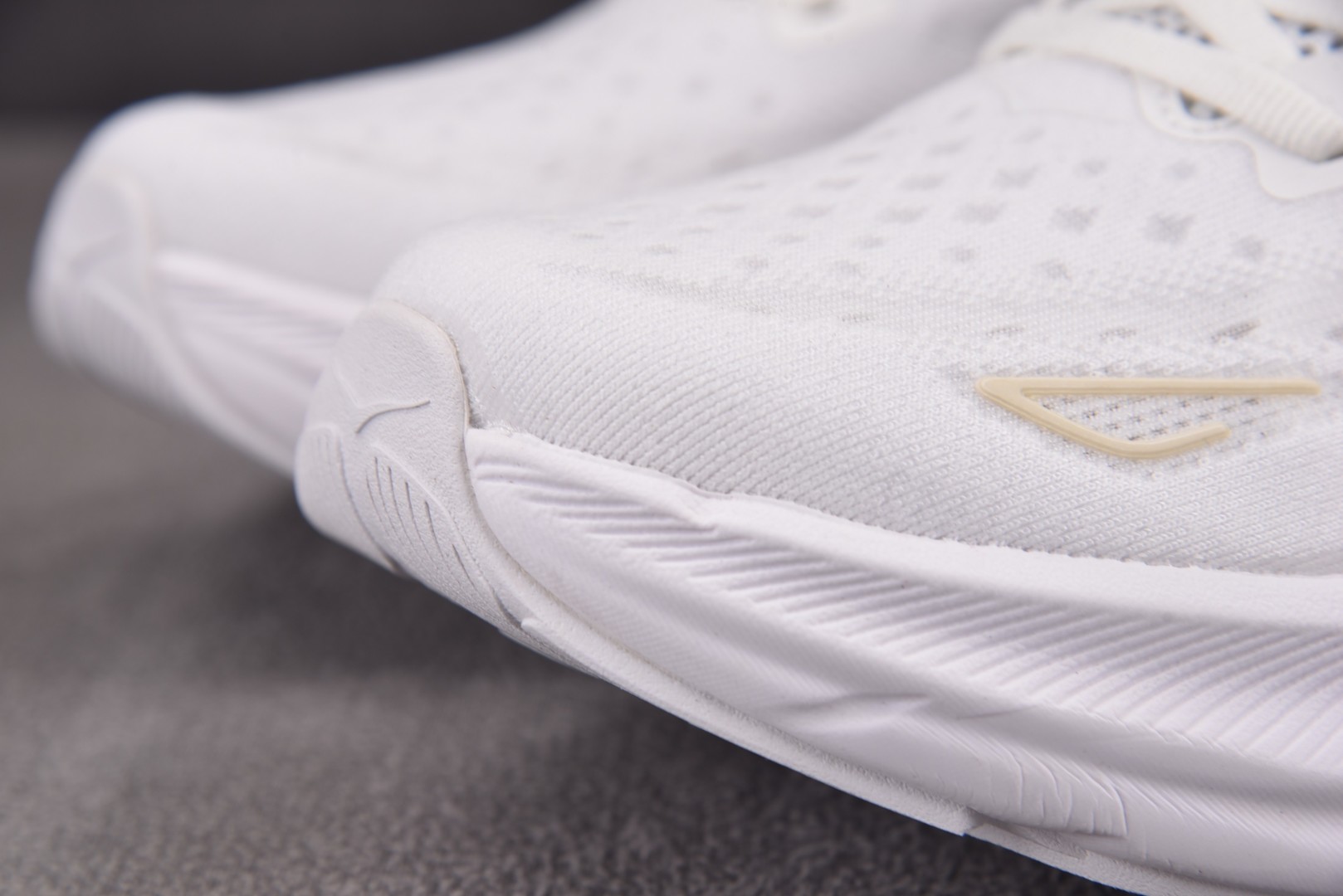 Hoka9 尺码36-45

纯原版出品-Hoka One One Clifton 9 White 白色