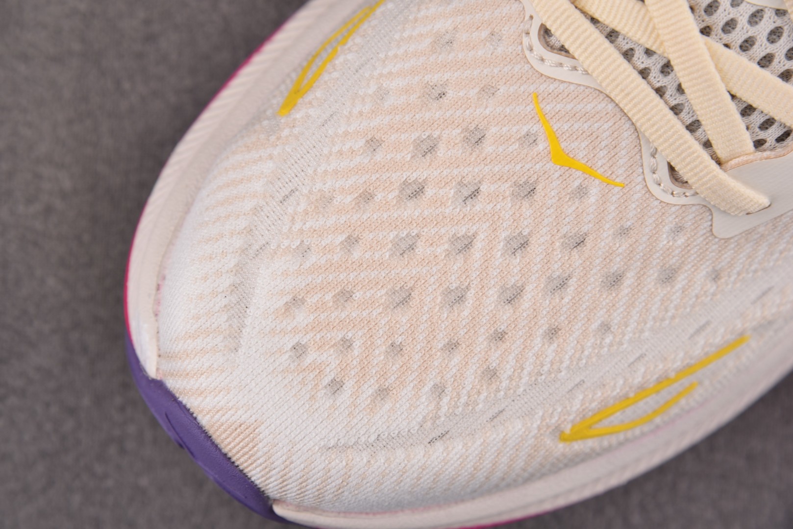 Hoka9 尺码36-45

纯原版出品-Hoka One One Clifton 9 米白红 -EBD