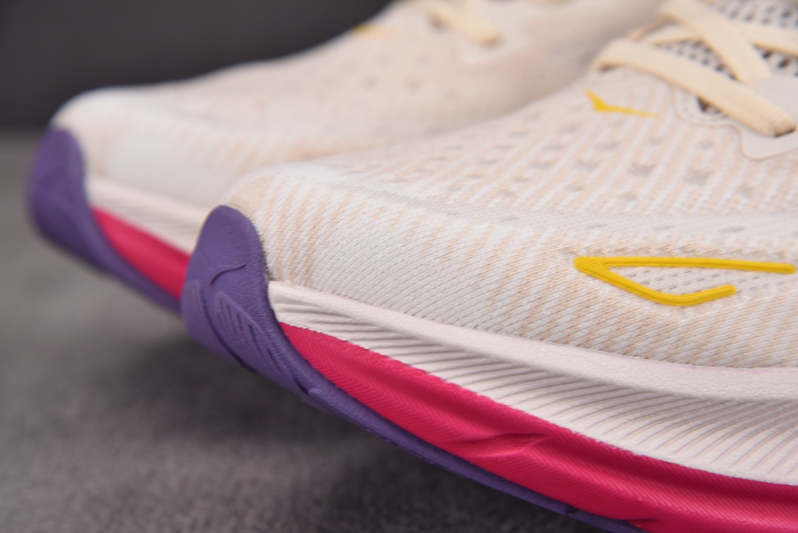 Hoka9 尺码36-45

纯原版出品-Hoka One One Clifton 9 米白红 -EBD