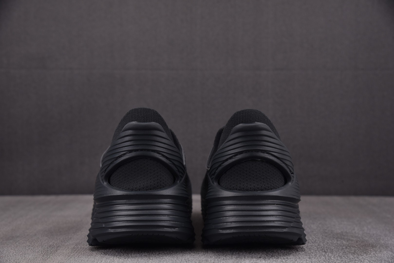 Hoka 尺码36-45

纯原版出品-Hoka One One Restore TC Black 黑色