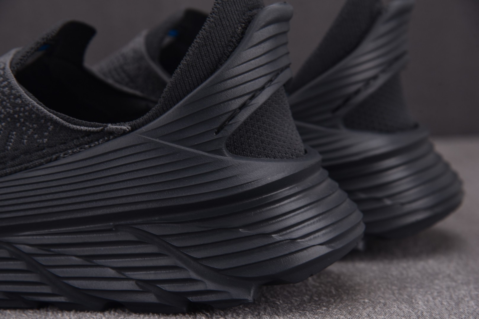 Hoka 尺码36-45

纯原版出品-Hoka One One Restore TC Black 黑色