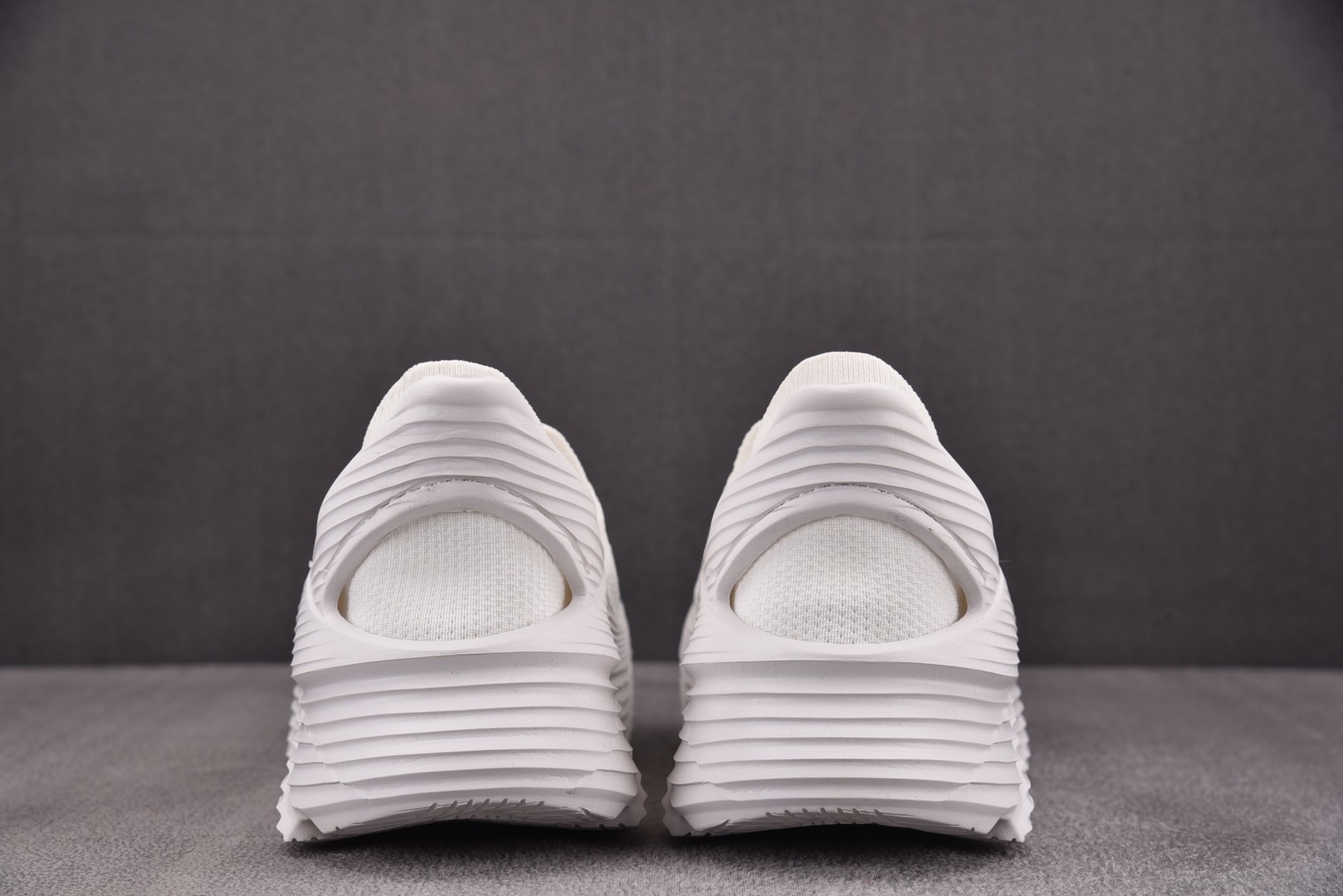 Hoka 尺码36-45

纯原版出品-Hoka One One Restore TC Raw 原型白 