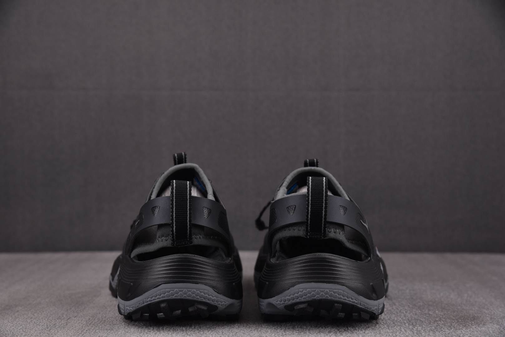 Hoka 尺码36-45

纯原版出品-HOKA ONE ONE VIBRAM 灰黑 -ATBC YZ0