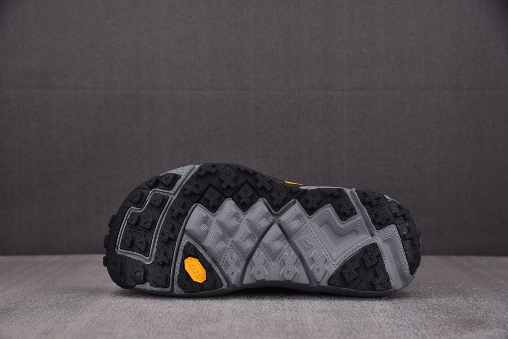 Hoka 尺码36-45

纯原版出品-HOKA ONE ONE VIBRAM 灰黑 -ATBC YZ0