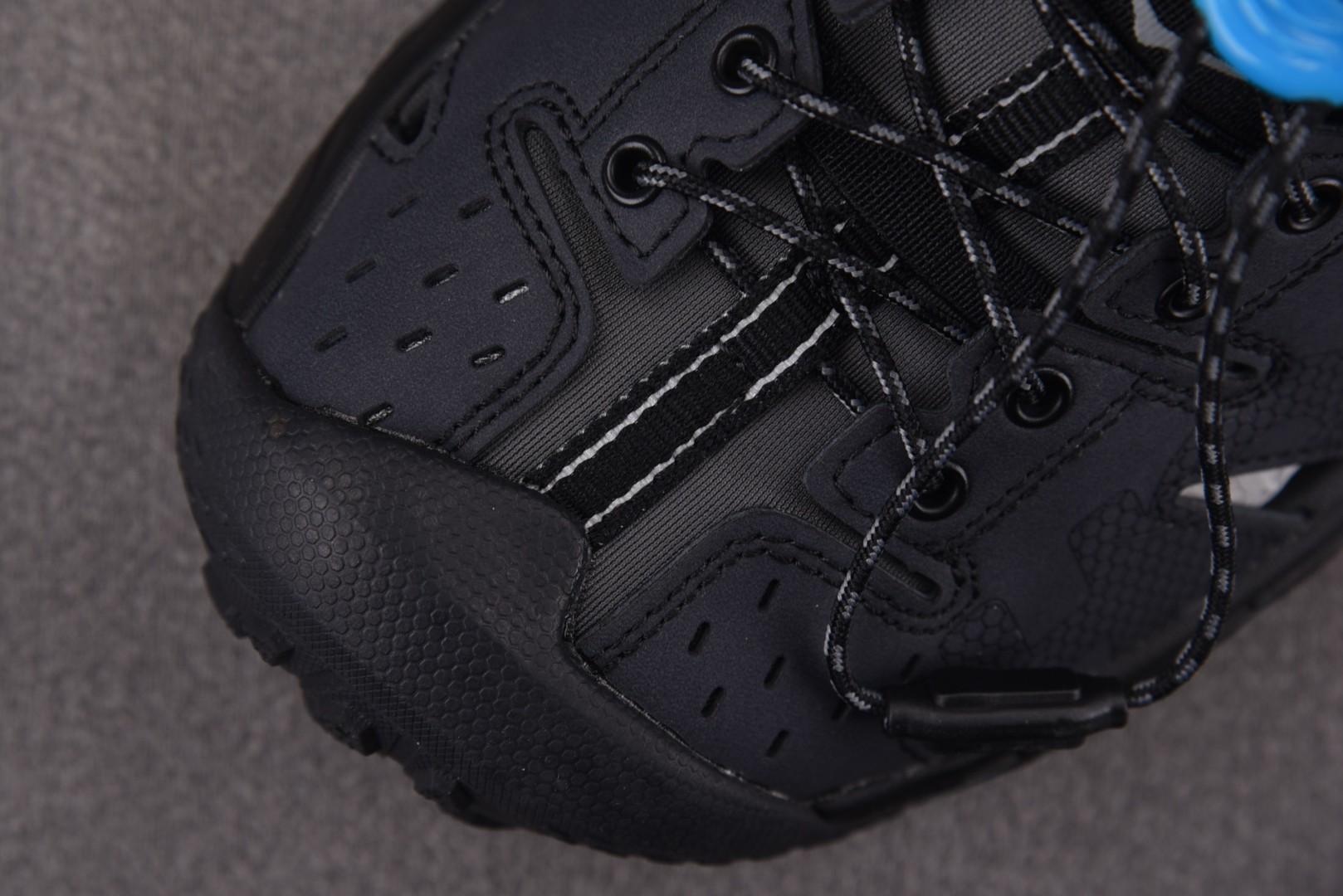 Hoka 尺码36-45

纯原版出品-HOKA ONE ONE VIBRAM 灰黑 -ATBC YZ0