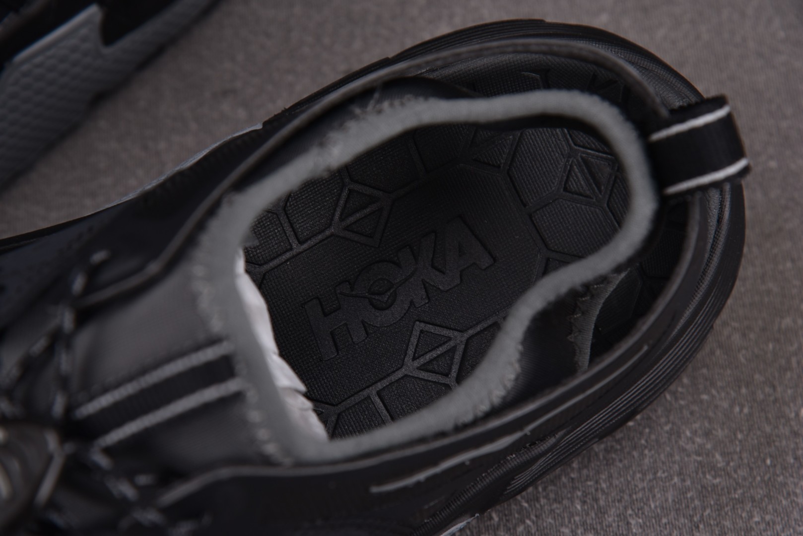 Hoka 尺码36-45

纯原版出品-HOKA ONE ONE VIBRAM 灰黑 -ATBC YZ0