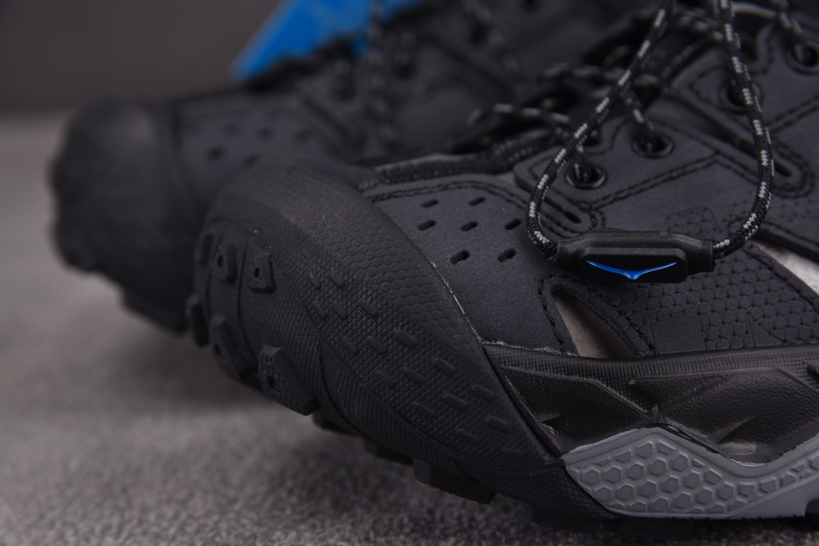 Hoka 尺码36-45

纯原版出品-HOKA ONE ONE VIBRAM 灰黑 -ATBC YZ0