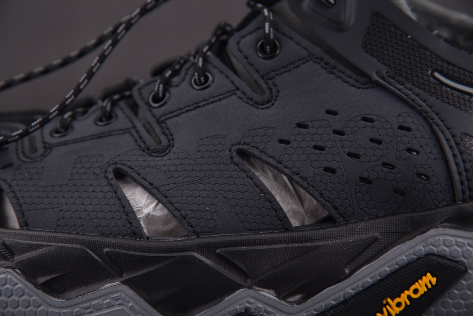 Hoka 尺码36-45

纯原版出品-HOKA ONE ONE VIBRAM 灰黑 -ATBC YZ0