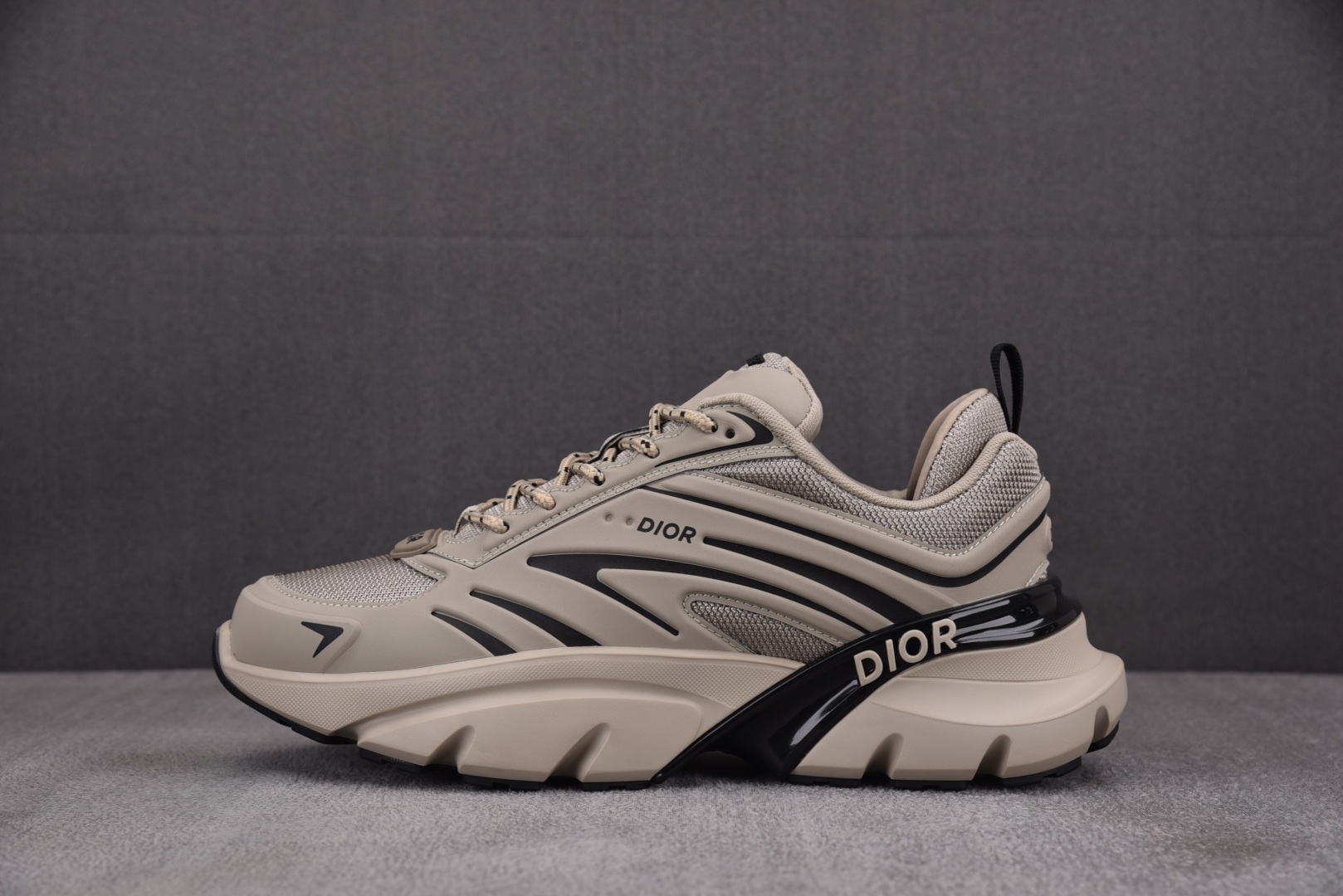 迪奥 尺码39-46

纯原版出品-Dior B44 Blade GreyBlack 灰黑 YZ022-
