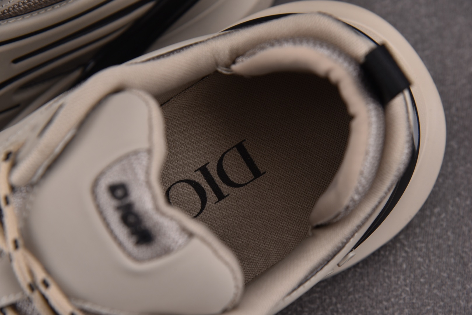 迪奥 尺码39-46

纯原版出品-Dior B44 Blade GreyBlack 灰黑 YZ022-