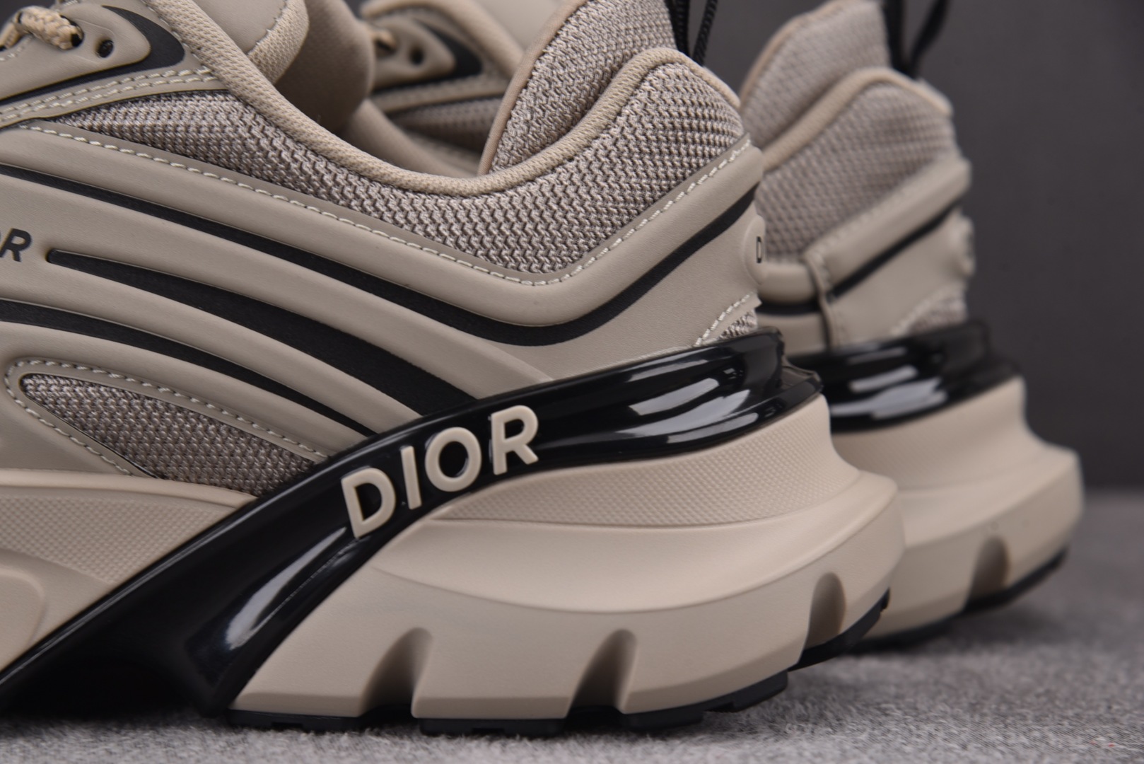 迪奥 尺码39-46

纯原版出品-Dior B44 Blade GreyBlack 灰黑 YZ022-