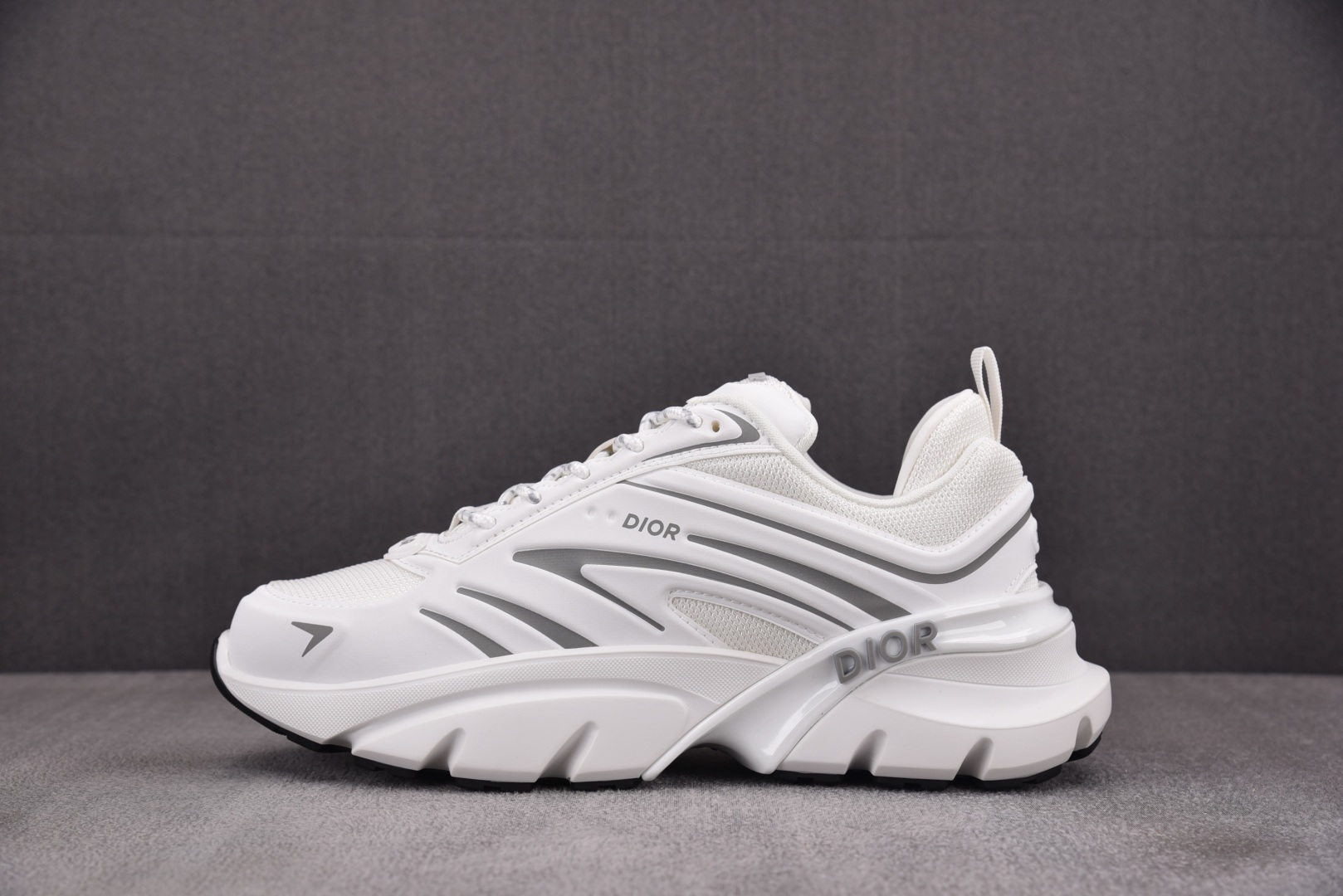 迪奥 尺码39-46

纯原版出品-Dior B44 Blade White 白色 YZ022-1
尺码