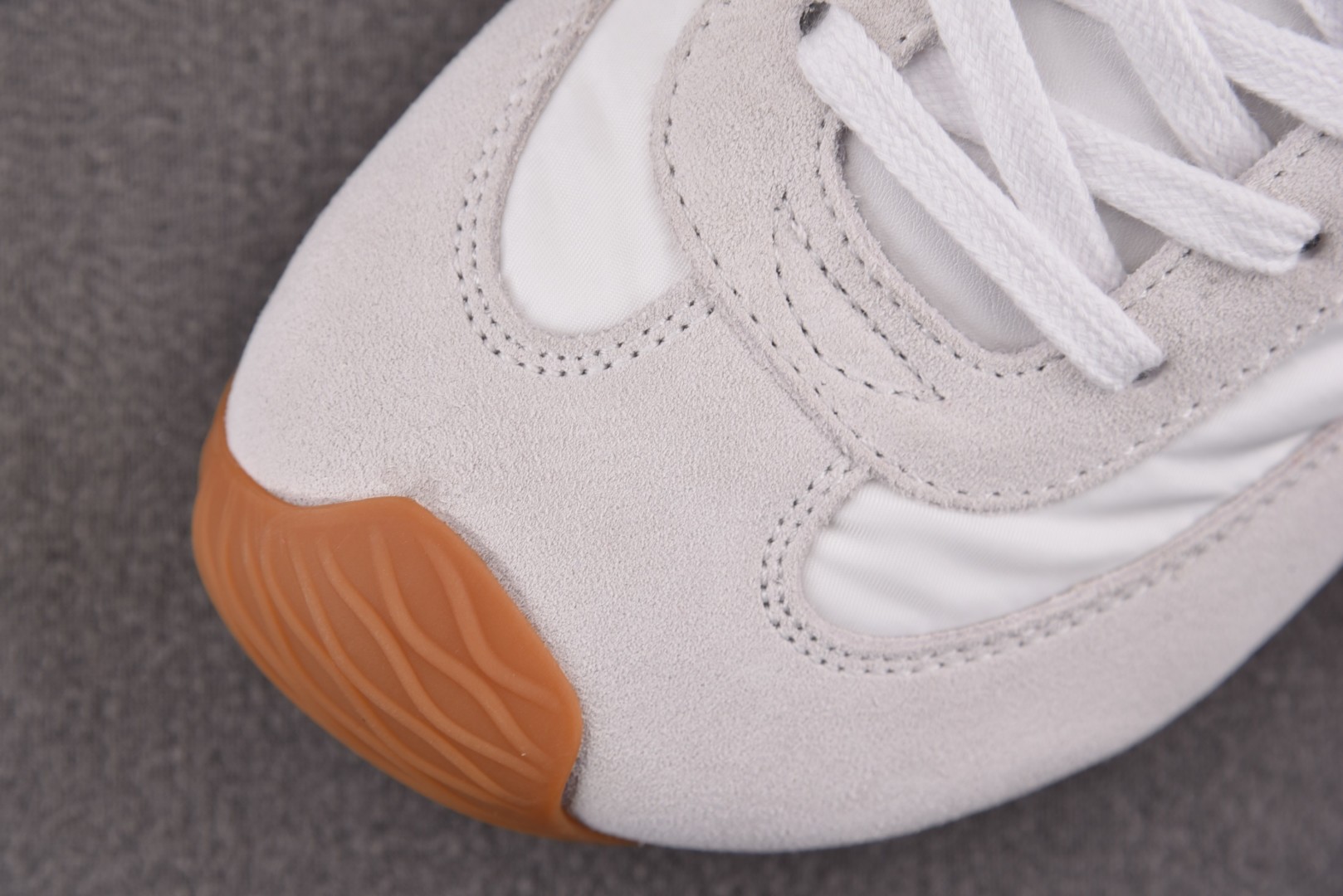 罗意威 尺码35-45

纯原版出品-LOEWE Ballet Runner 2.0 白红 YZ040
