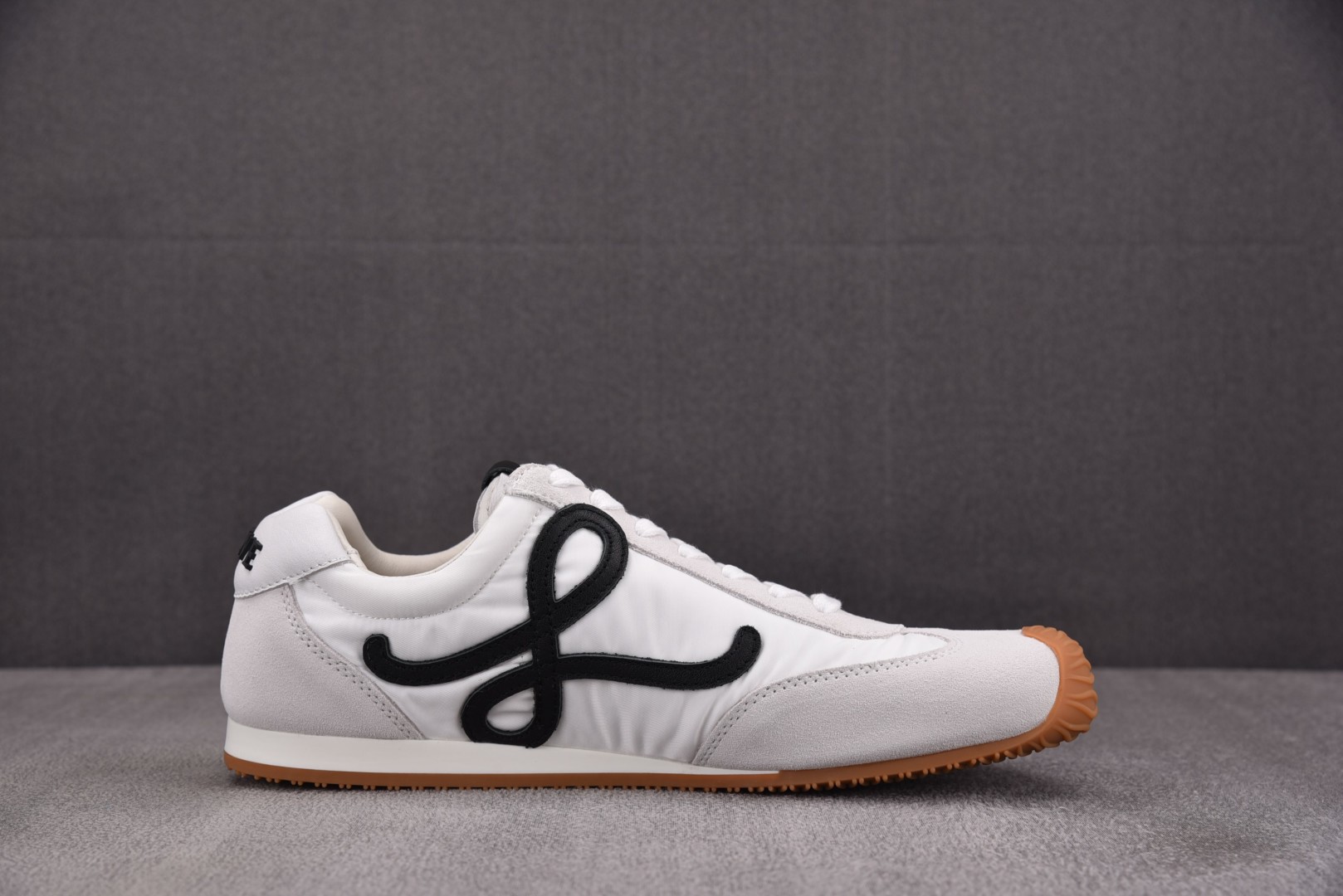 罗意威 尺码35-45

纯原版出品-LOEWE Ballet Runner 2.0 白色 YZ040
