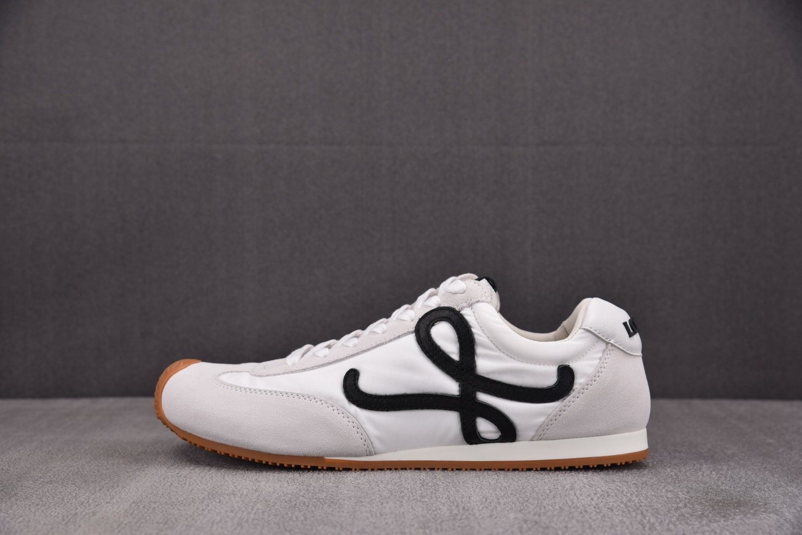 罗意威 尺码35-45

纯原版出品-LOEWE Ballet Runner 2.0 白色 YZ040

