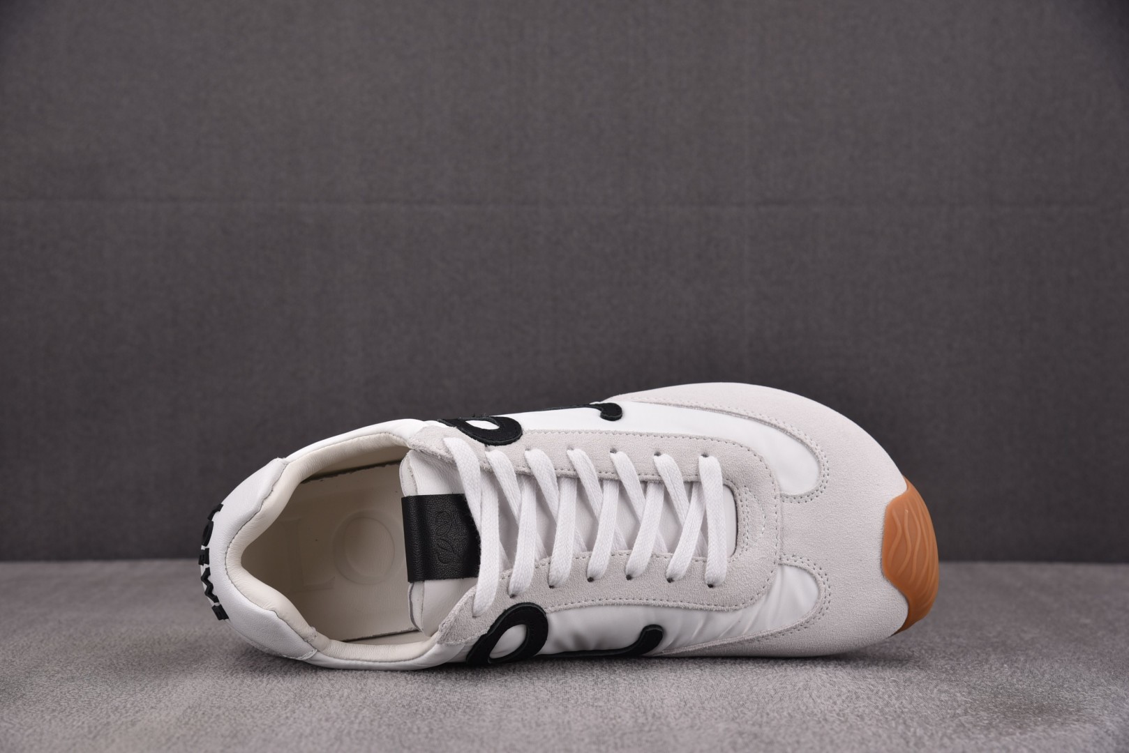 罗意威 尺码35-45

纯原版出品-LOEWE Ballet Runner 2.0 白色 YZ040
