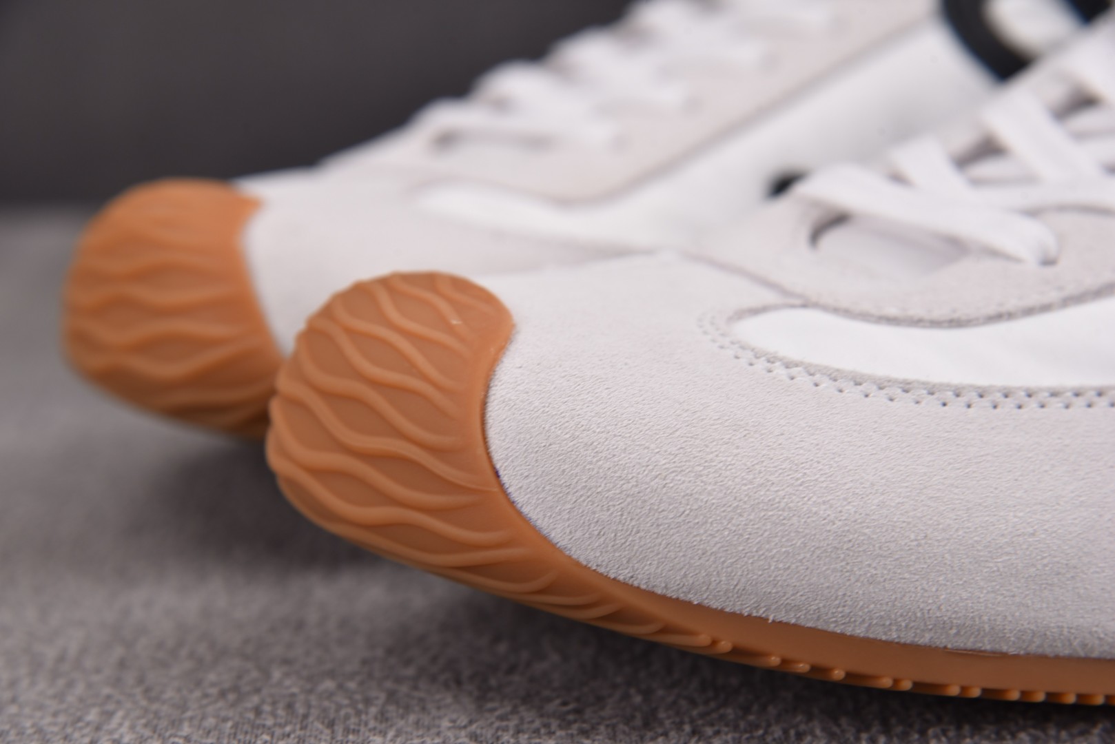 罗意威 尺码35-45

纯原版出品-LOEWE Ballet Runner 2.0 白色 YZ040
