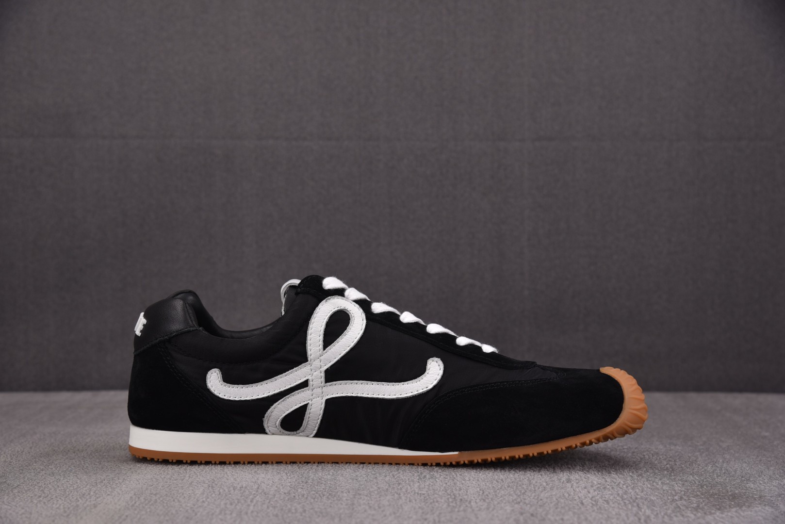 罗意威 尺码35-45

纯原版出品-LOEWE Ballet Runner 2.0 黑色 YZ040
